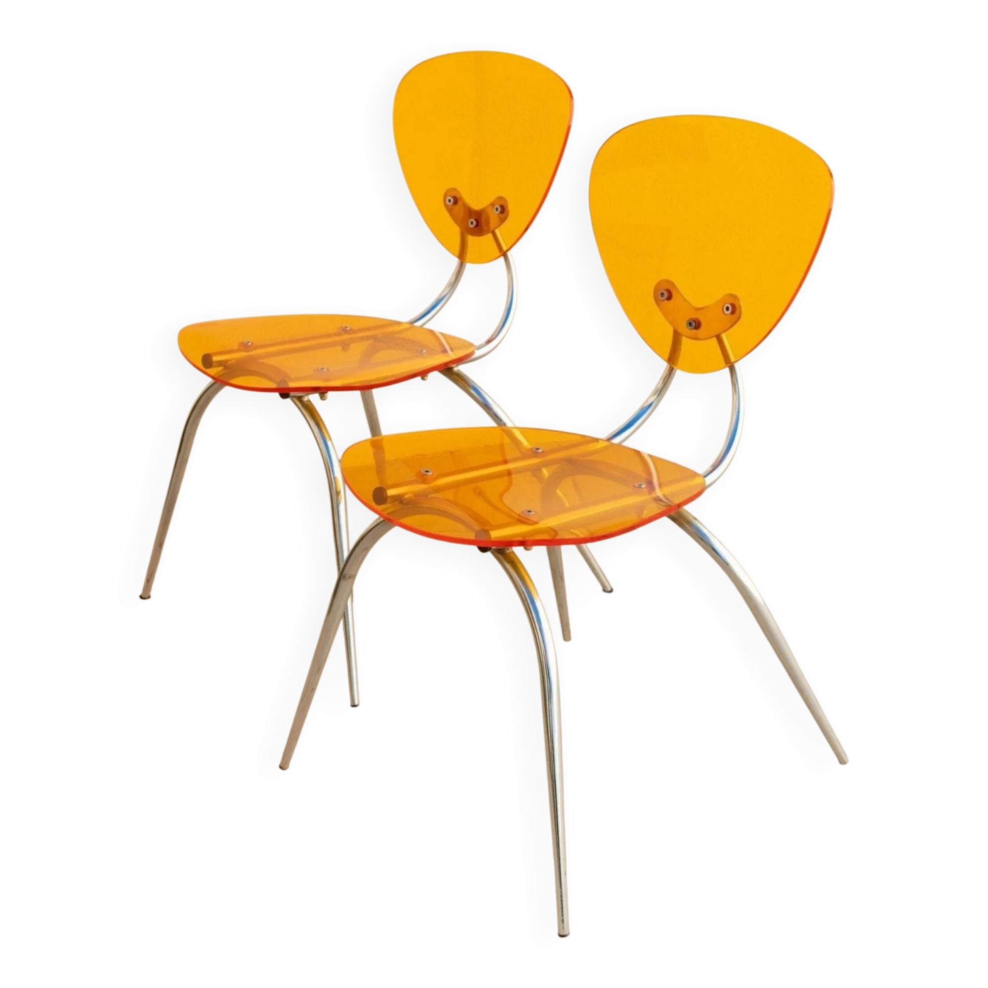 Ensemble de 2 chaises en acrylique orange, style postmoderne Memphis, design italien des années 1980 avec des cadres en chrome.