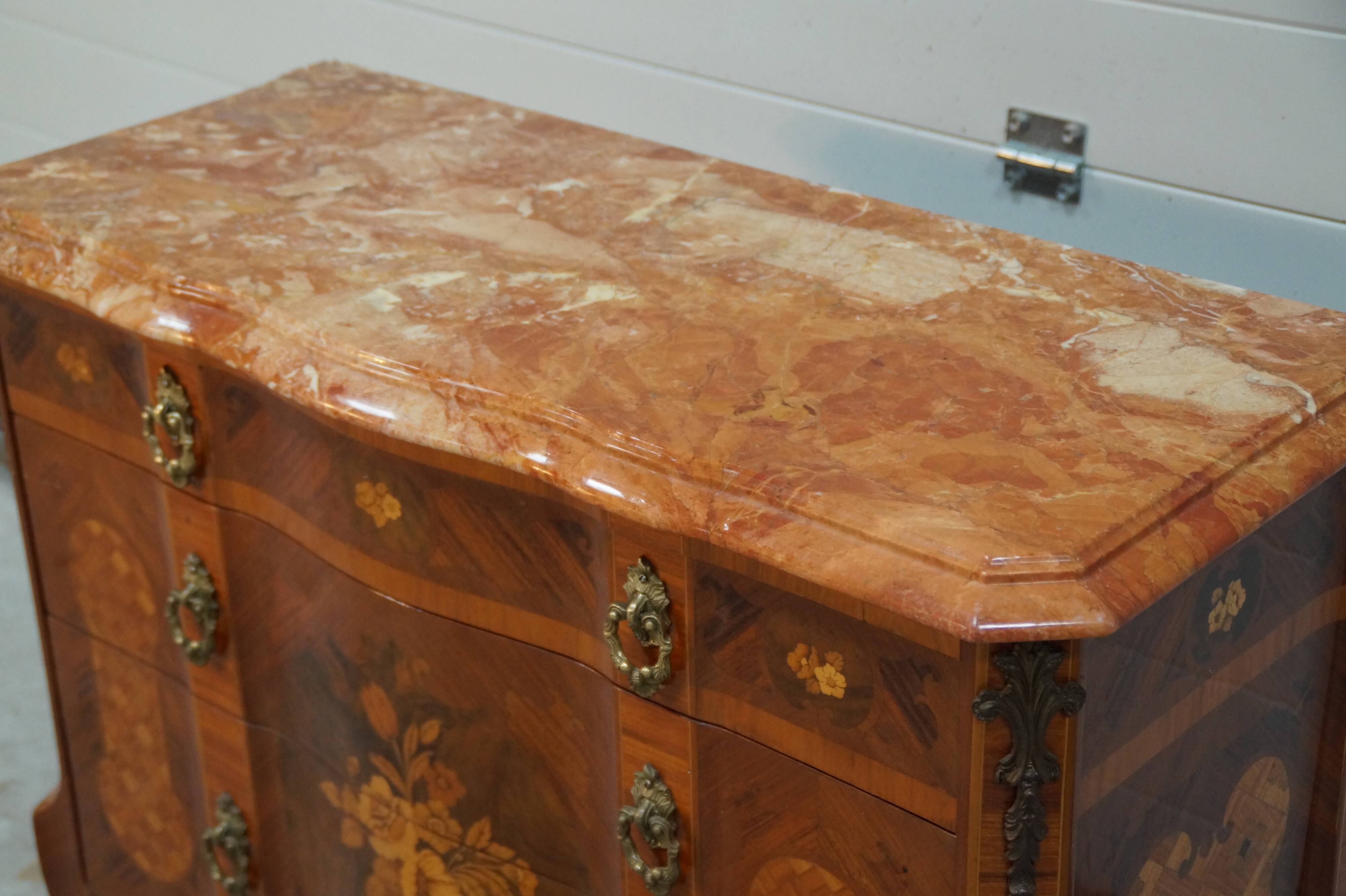 Commode marquetée