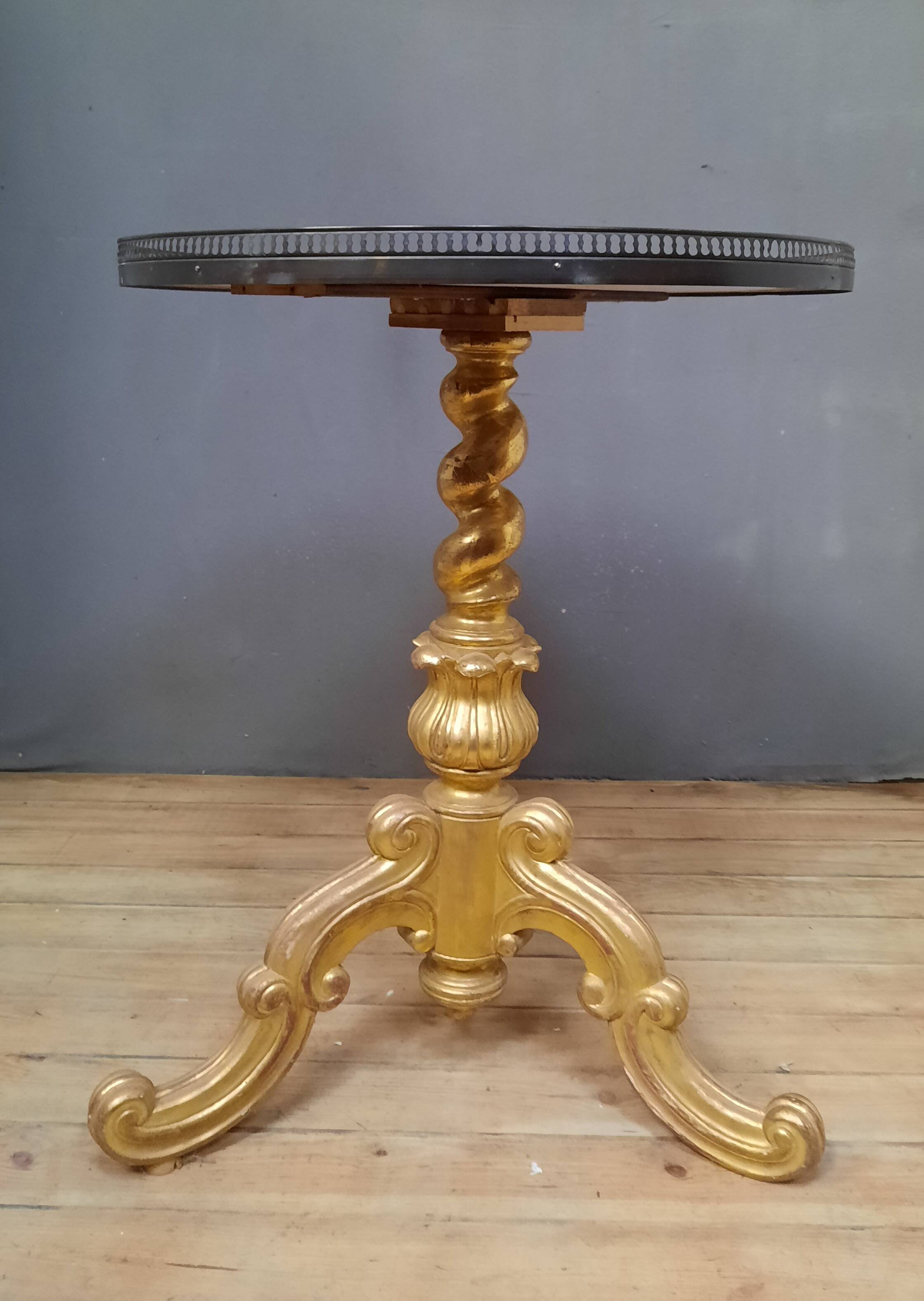 Gilded wooden pedestal table