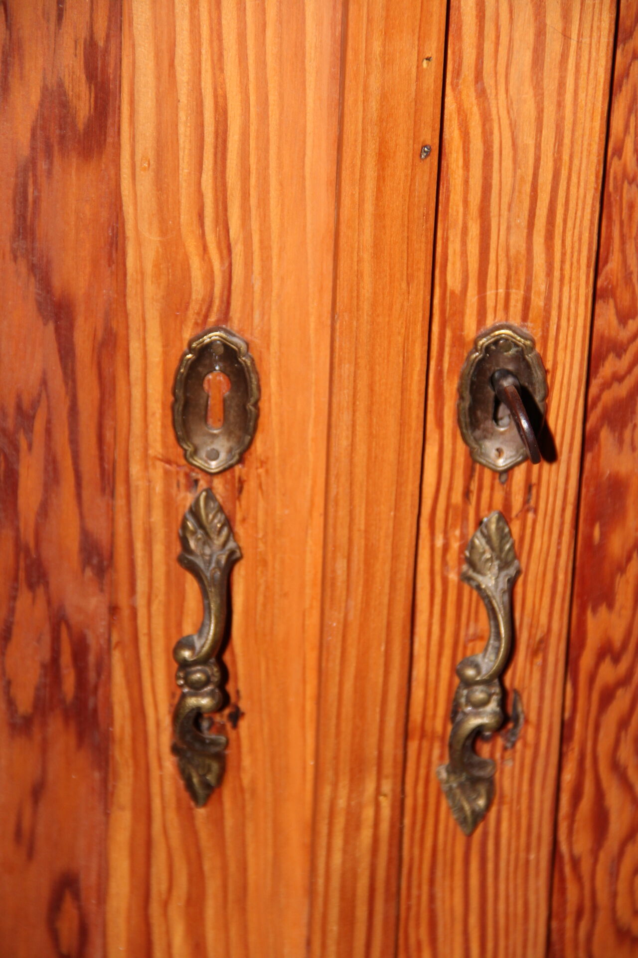 Double-body cabinet in varnished pine sun tones
