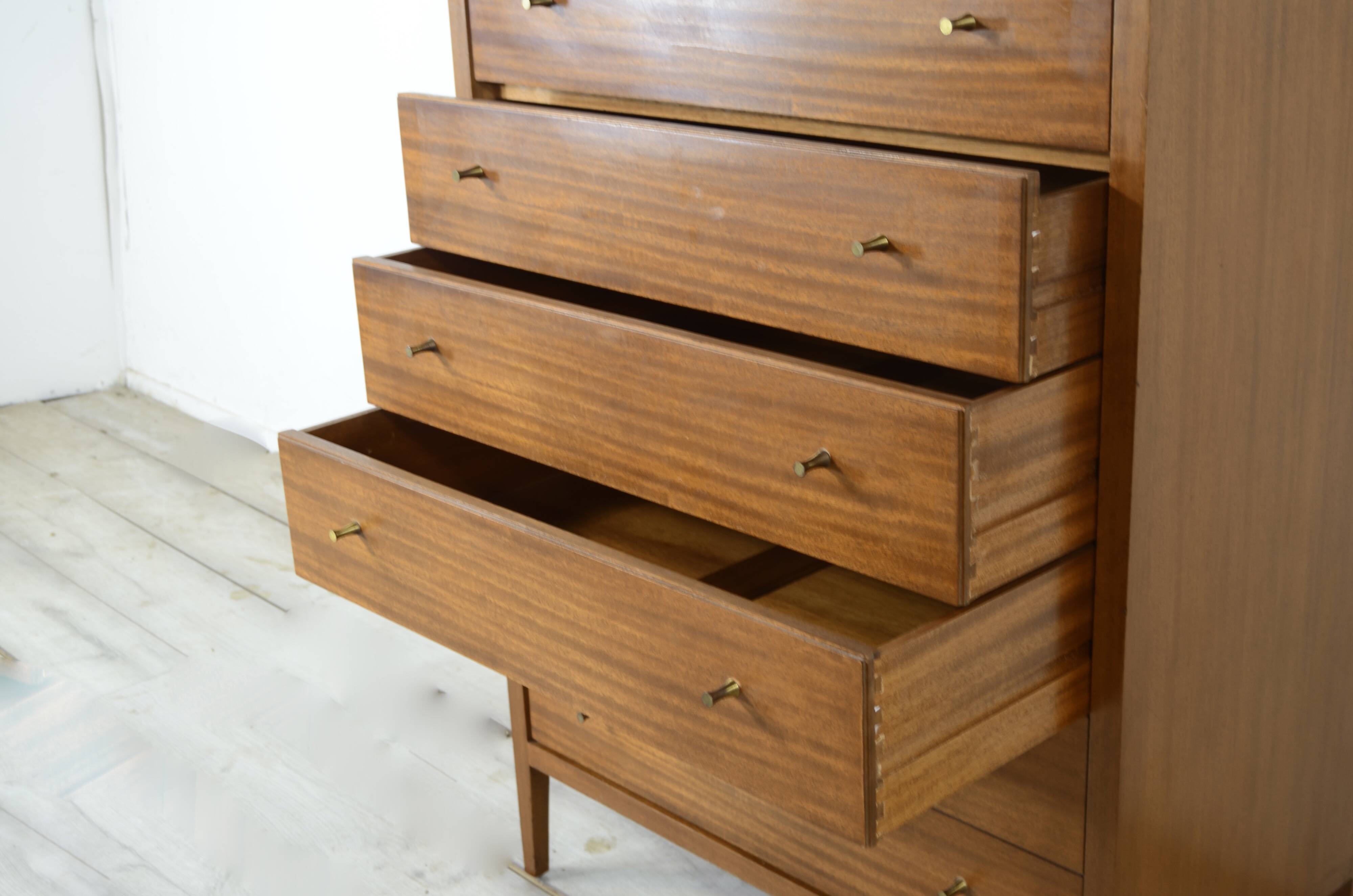 Commode / Tallboy vintage du milieu du siècle « Heal » en noyer. Style moderne/danois.