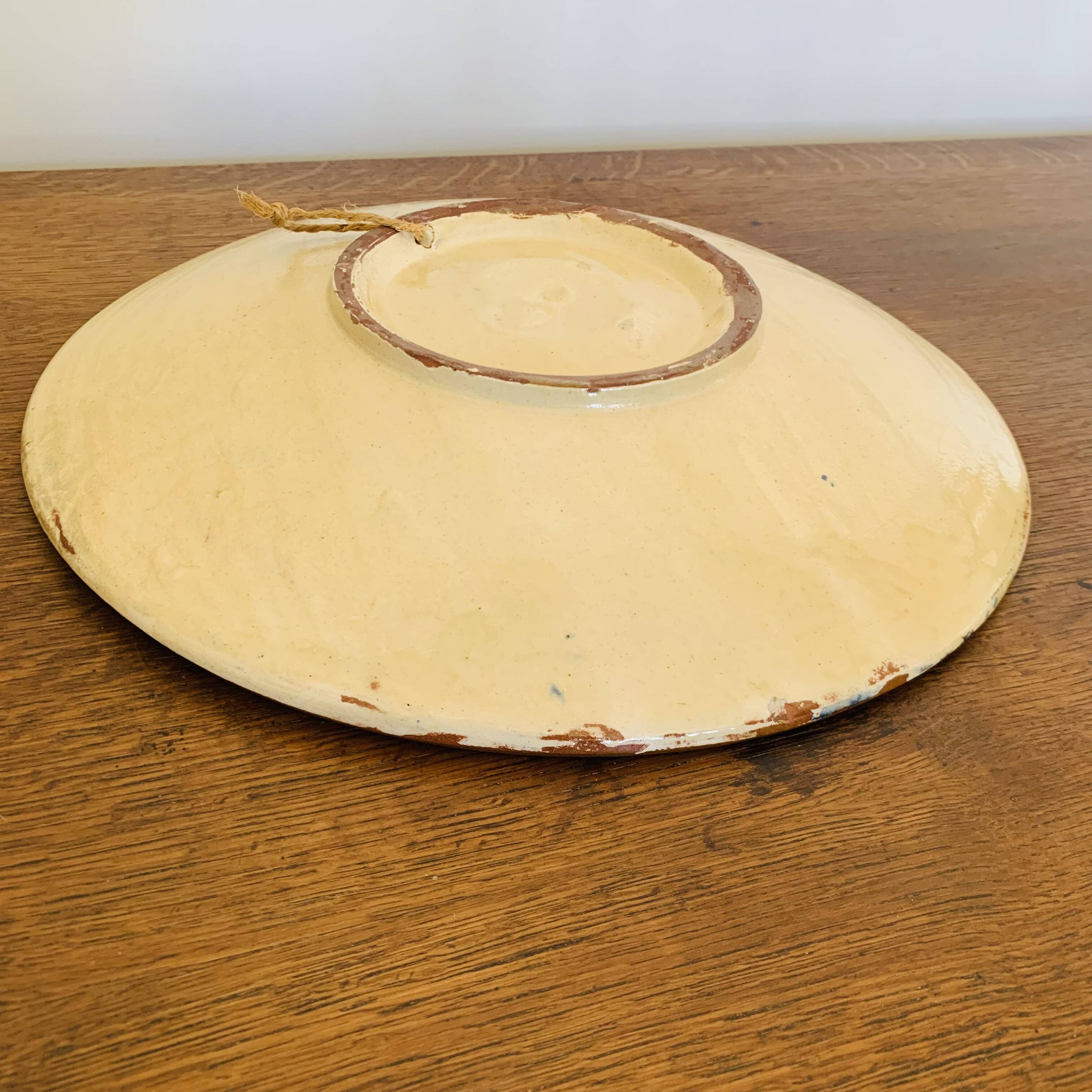 Large dish with fish decoration Puigdemont Spain