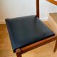 Chaise scandinave en teck et skaï noir
