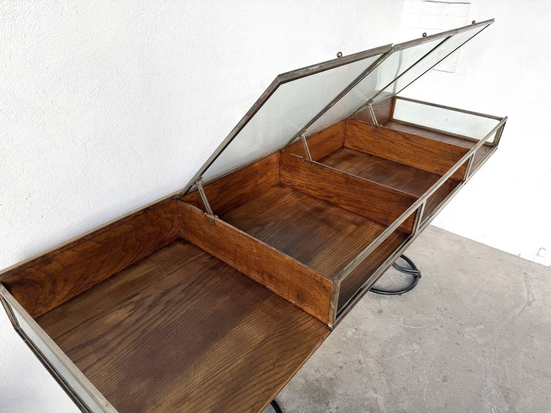 Oak and brass-mounted display cabinet on legs – Circa 1950