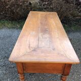 Table de ferme ancienne en cerisier à piétement tourné avec 2 tiroirs.