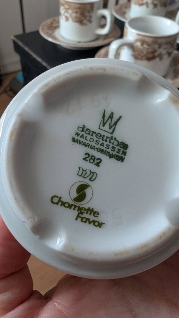 22 tasses et sous tasses Bareuther Waldsassen distribué par Chomette Favor