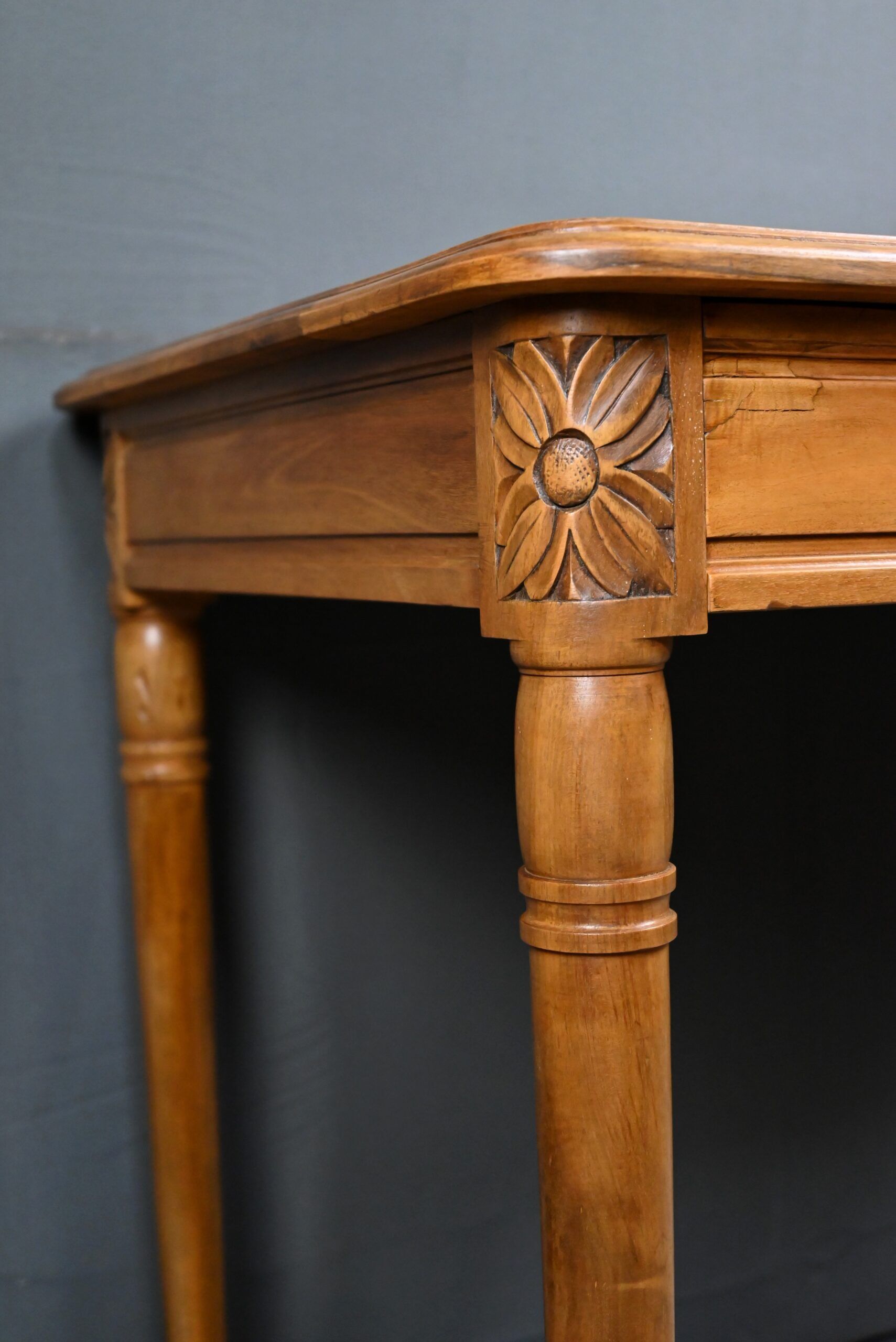 Table bureau en noyer, maison Henry Geneste – 1ère partie XXe