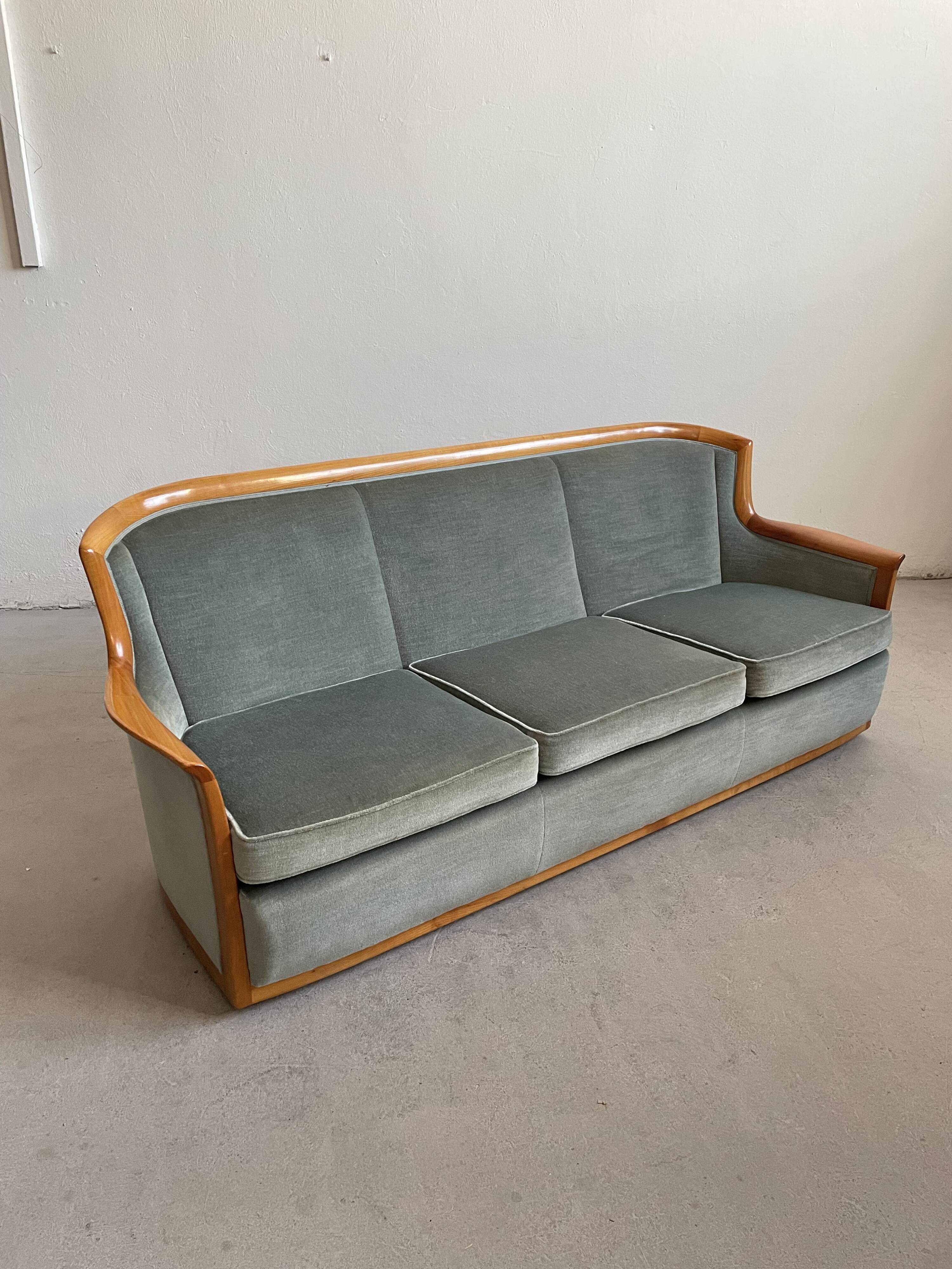 Canapé scandinave des années 1960, style milieu du siècle, en cerisier massif et velours