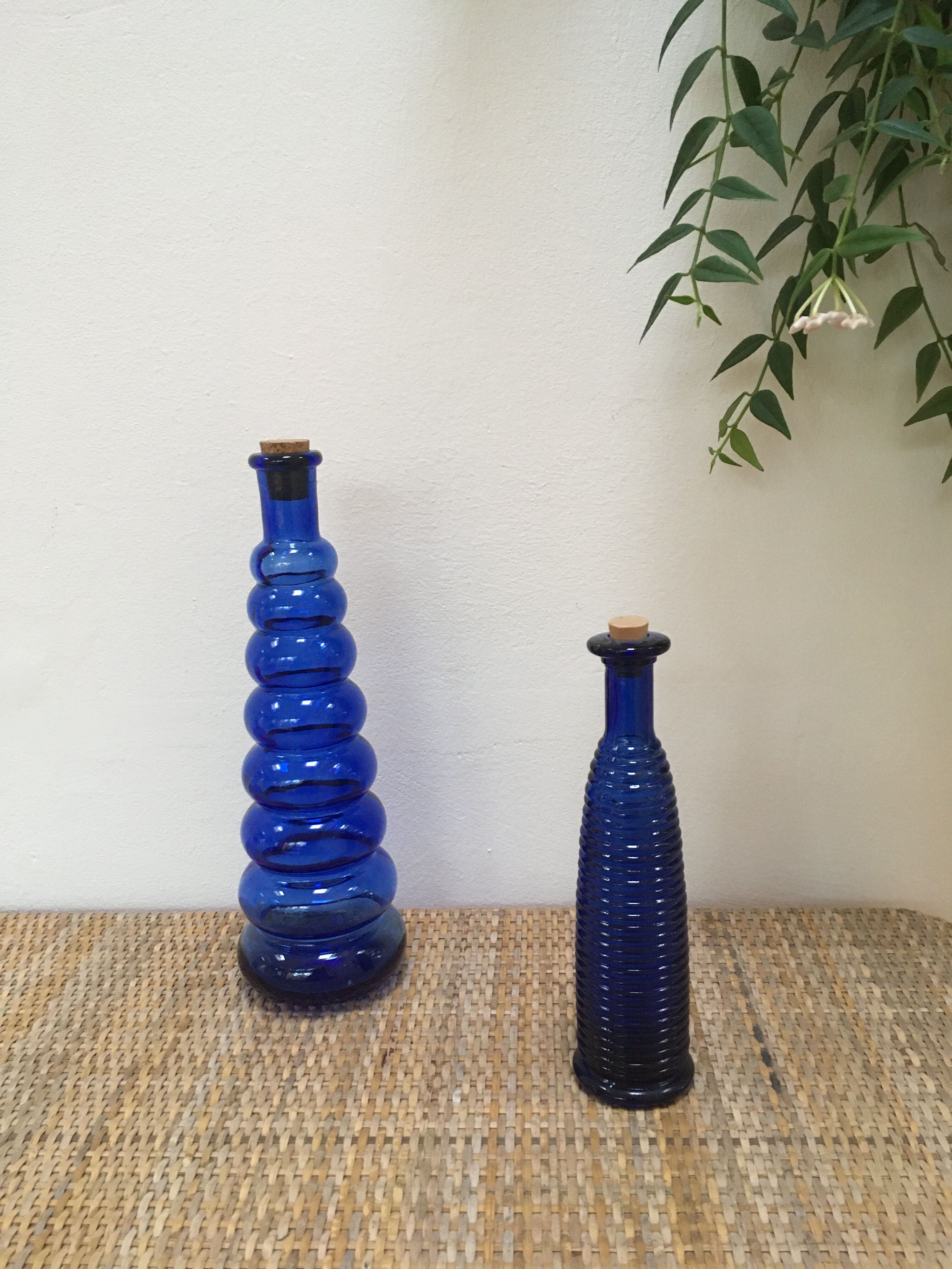 Lot de 2 vases soliflores en verre bleu torsadé