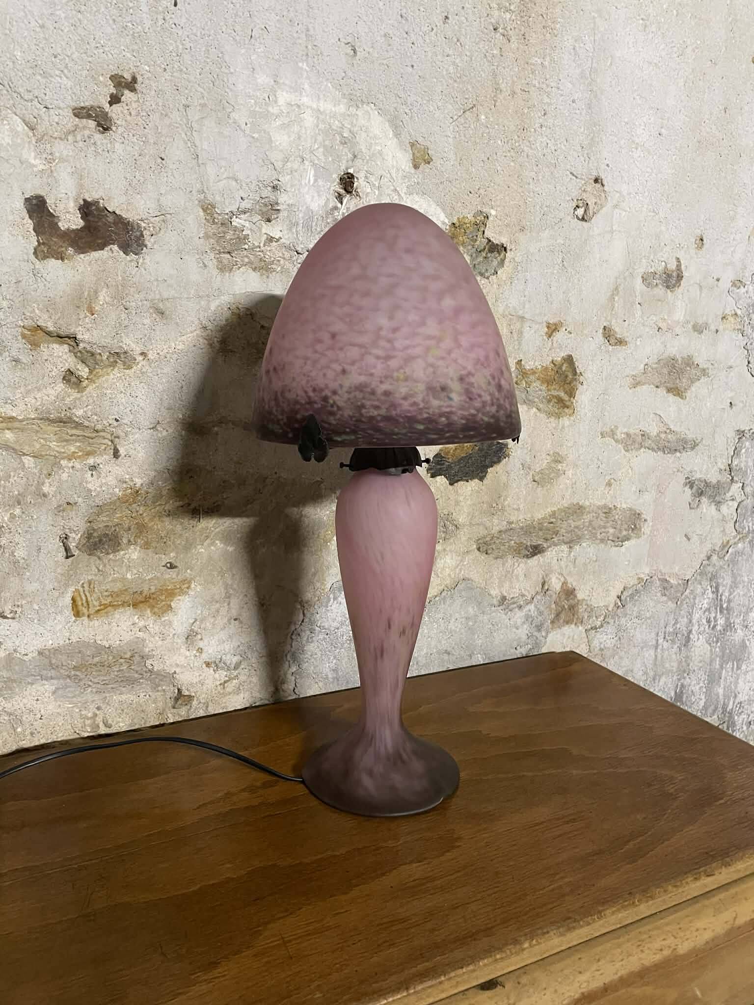 Mushroom lamp Le Verre Français in pink marbled glass