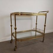 Desserte roulante en laiton doré et verre