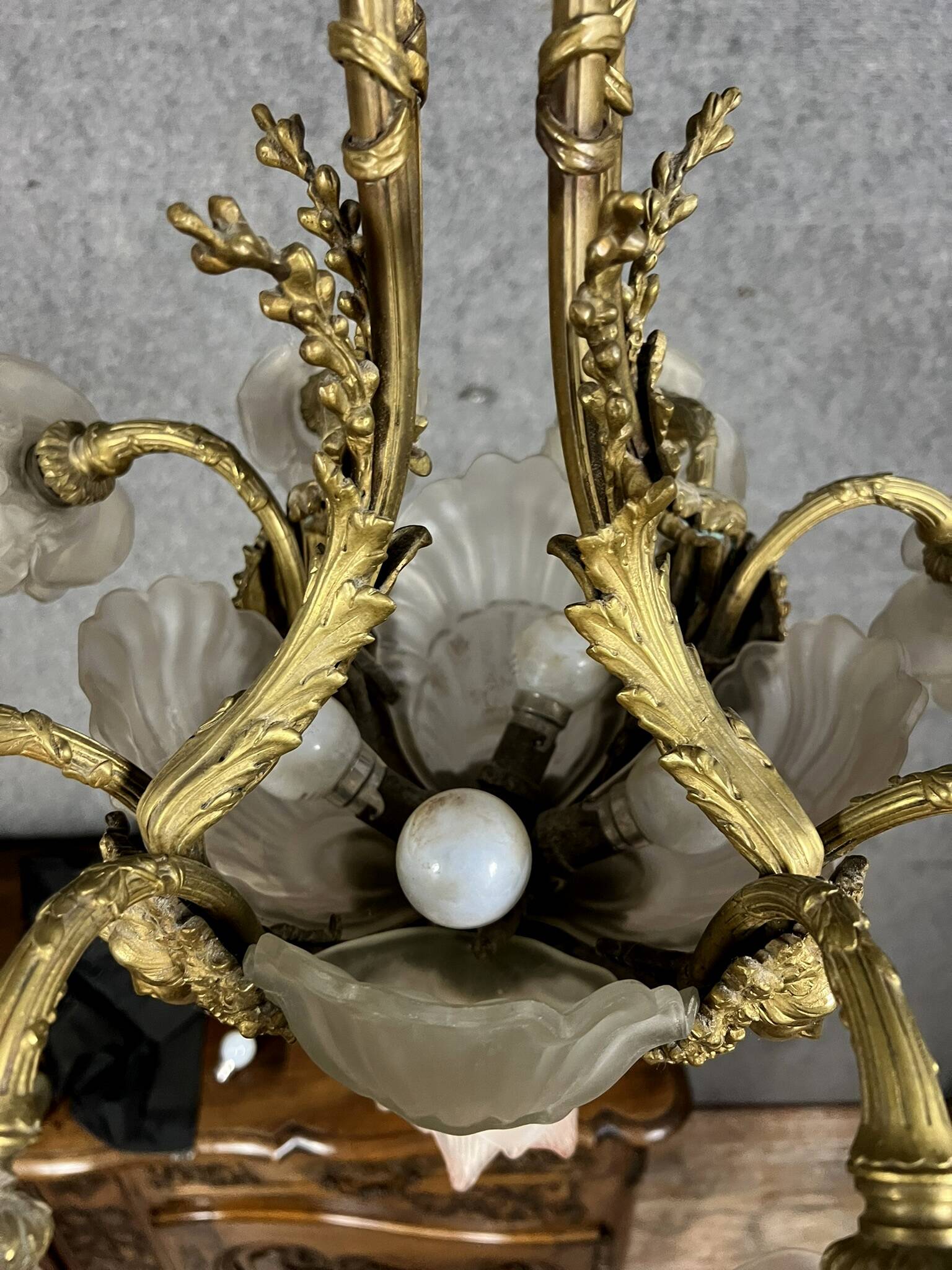 Lustre en bronze doré avec verrerie aux roses et coquilles