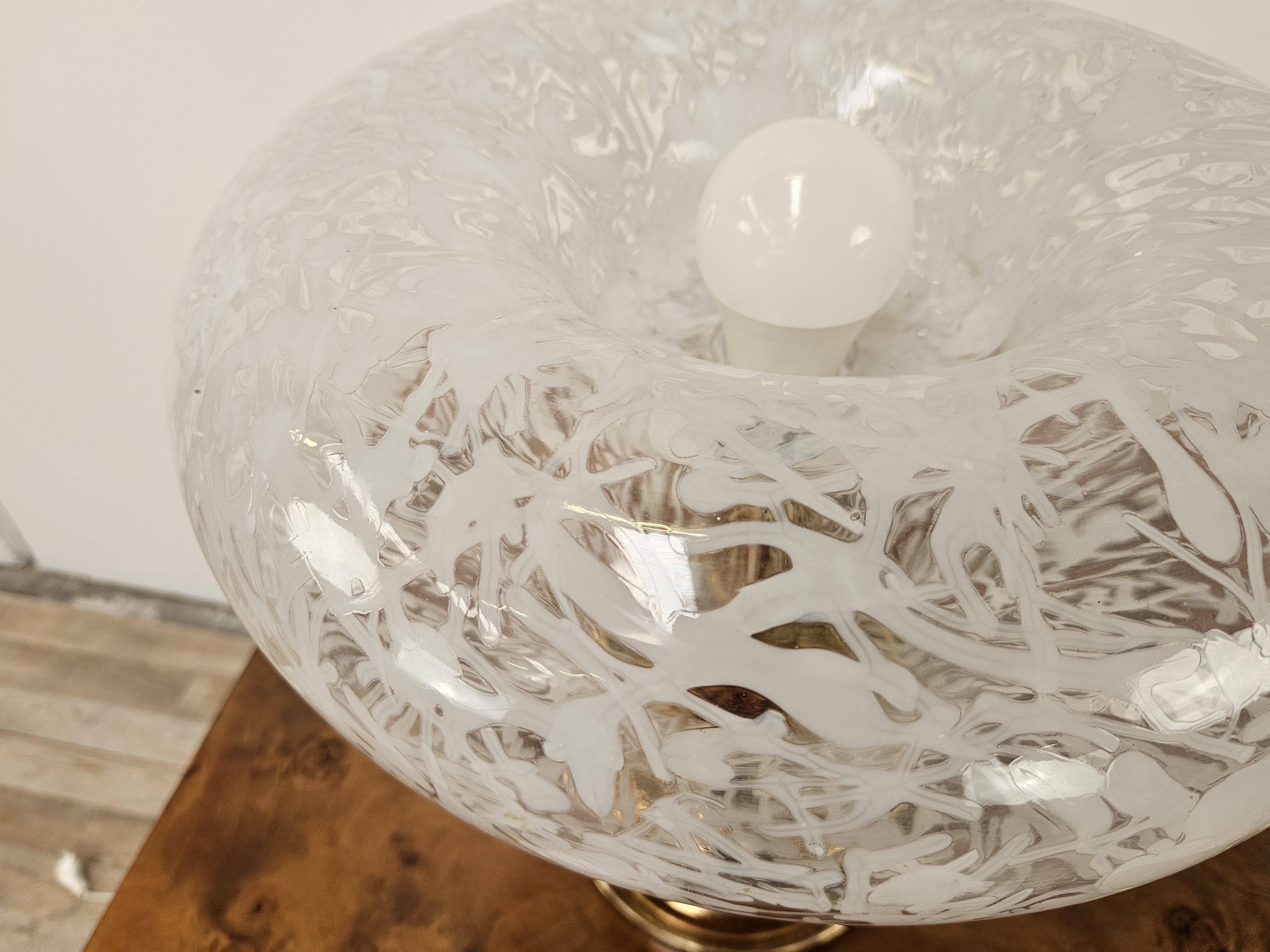 1970s table lamp in worked glass and gold metal