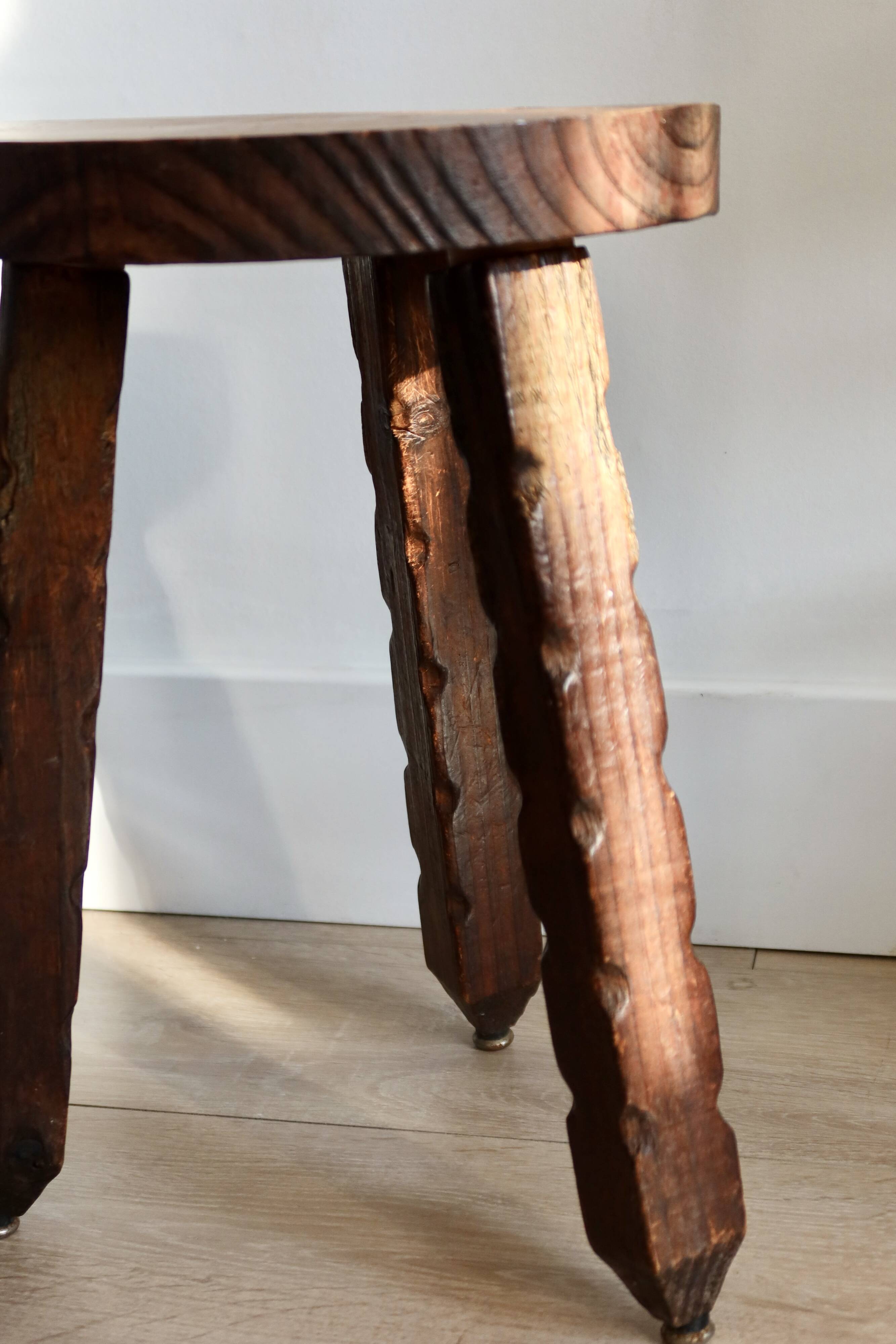 Tabouret tripode vintage rustique en bois massif