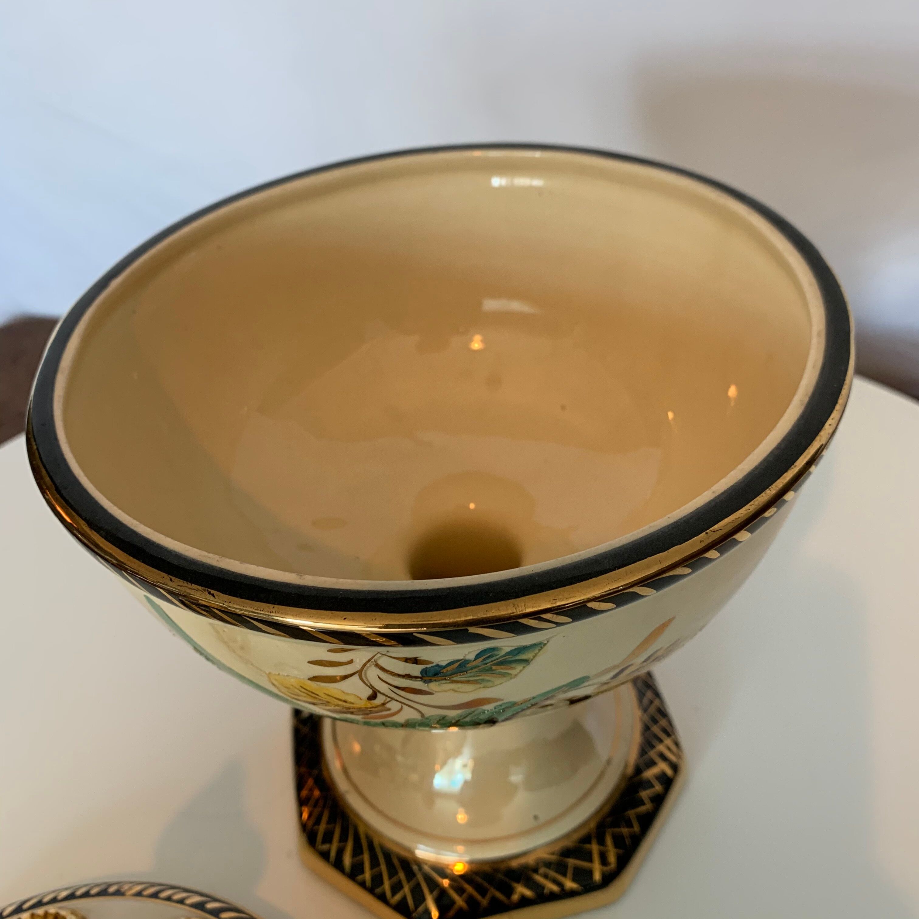 Covered dish on bequet