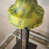 lampe fer forgé et martelé 1900 a30 avec tulipe pate verre  , jaune et vert 34x16