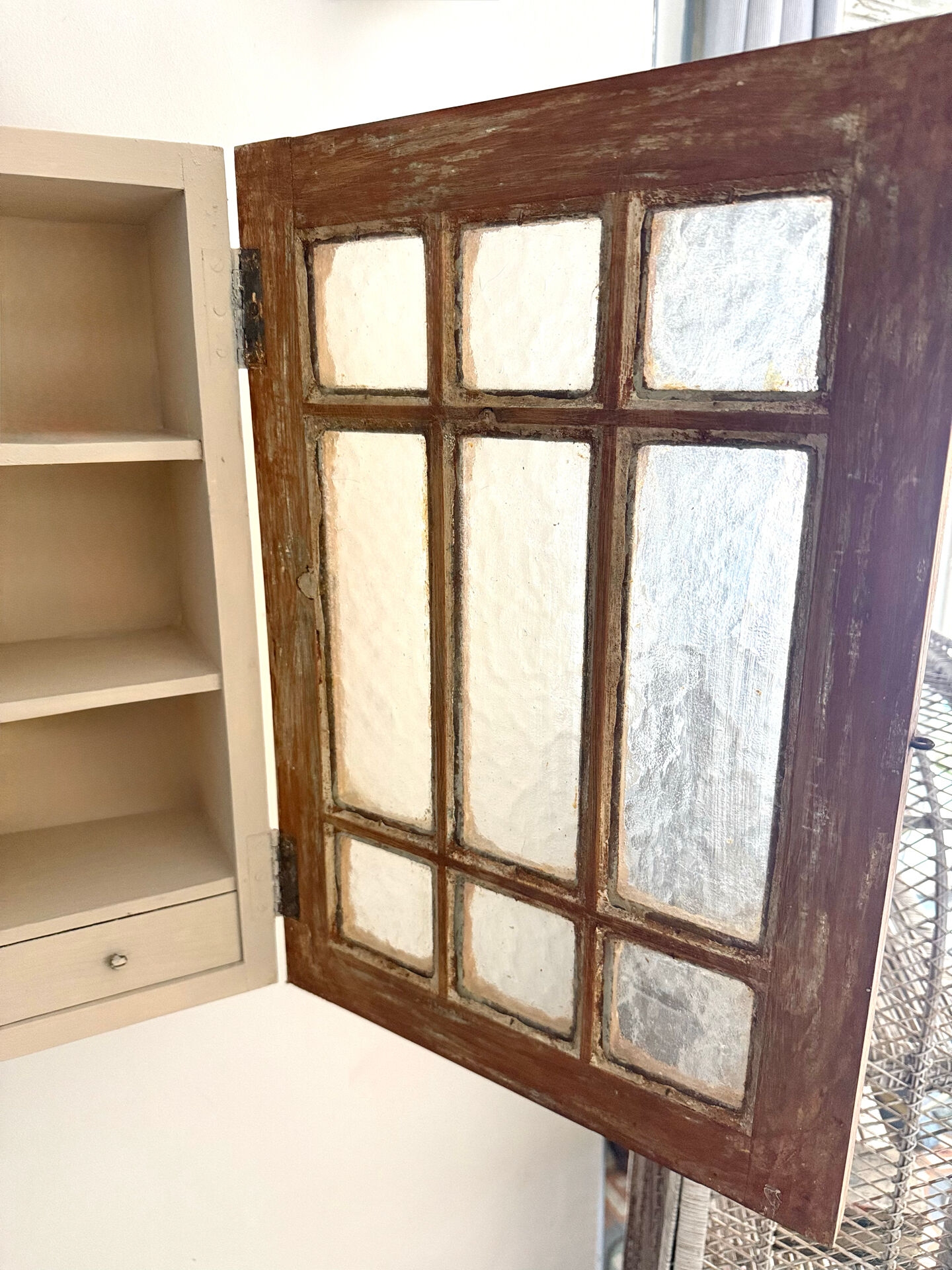 Armoire à pharmacie vintage en bois et verre martelé