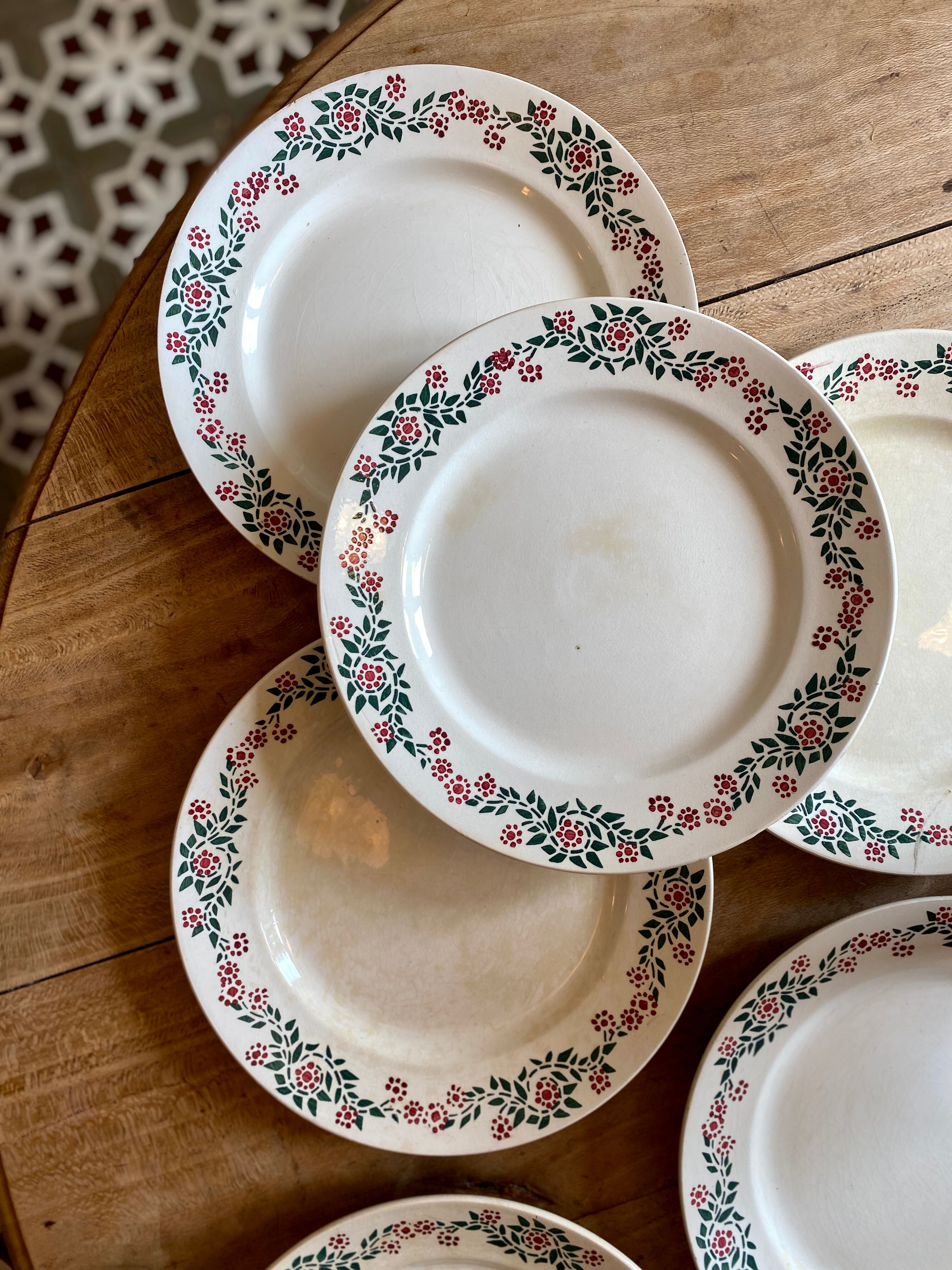 Set of 6 old flat plates model Cécile de HBCM