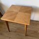 Table depliante carrée, pieds compas