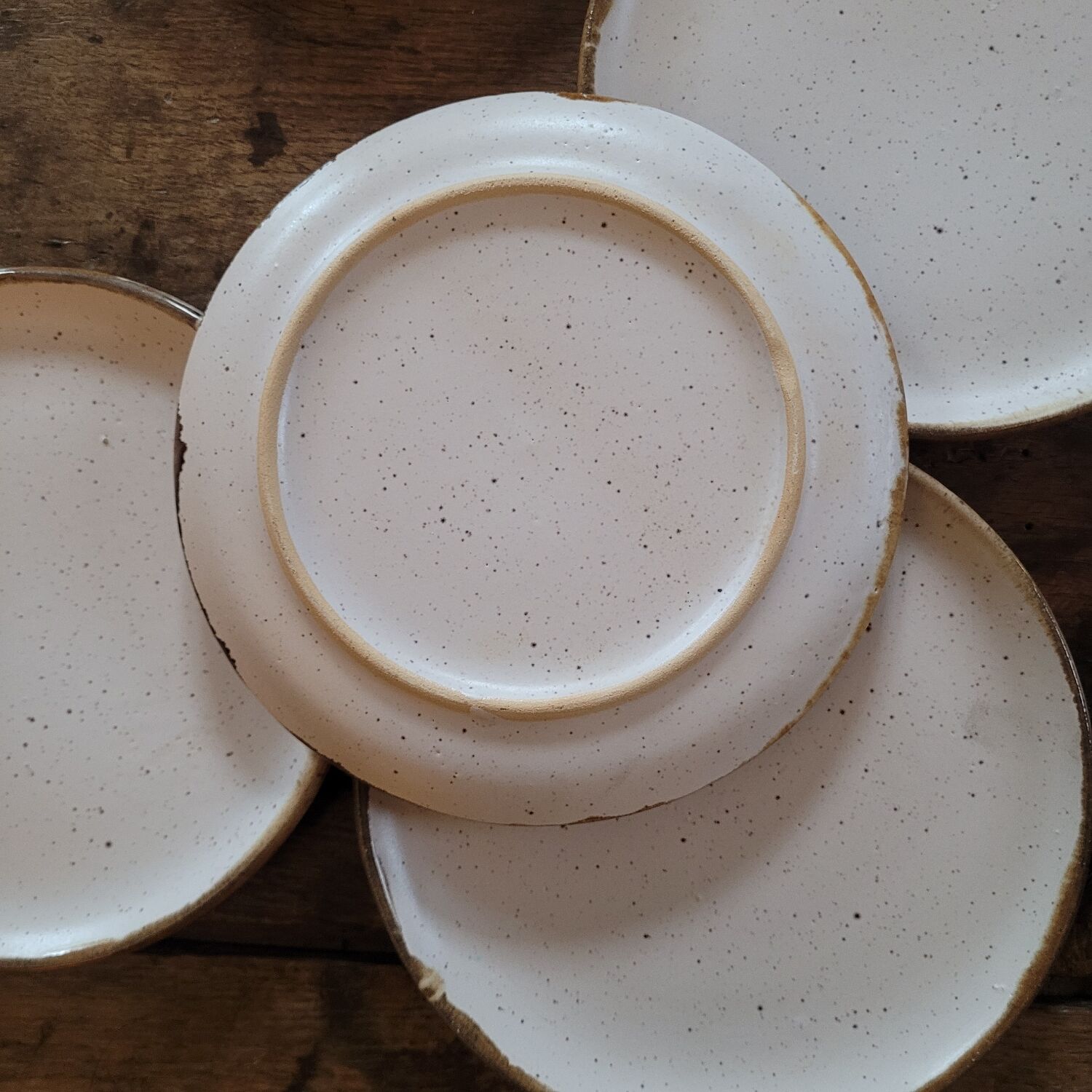 5 assiettes à dessert en grès vernissé. 1970–19805 assiettes à dessert