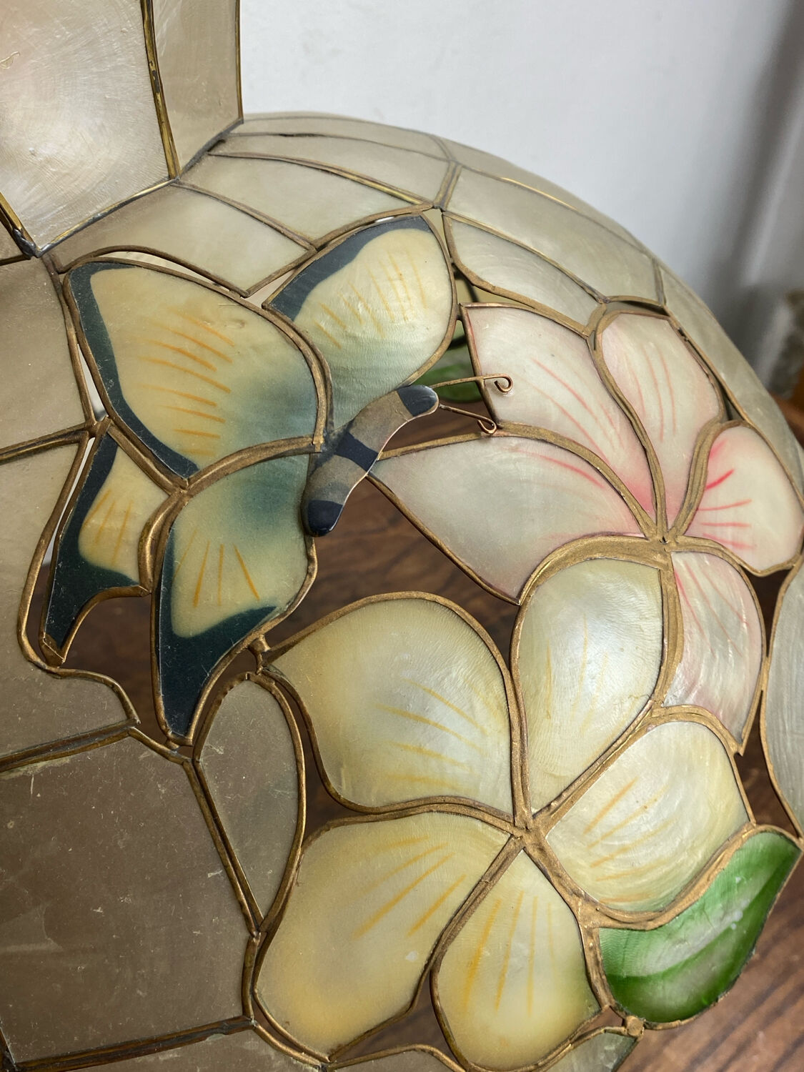 Pendant light, chandelier in mother-of-pearl and brass