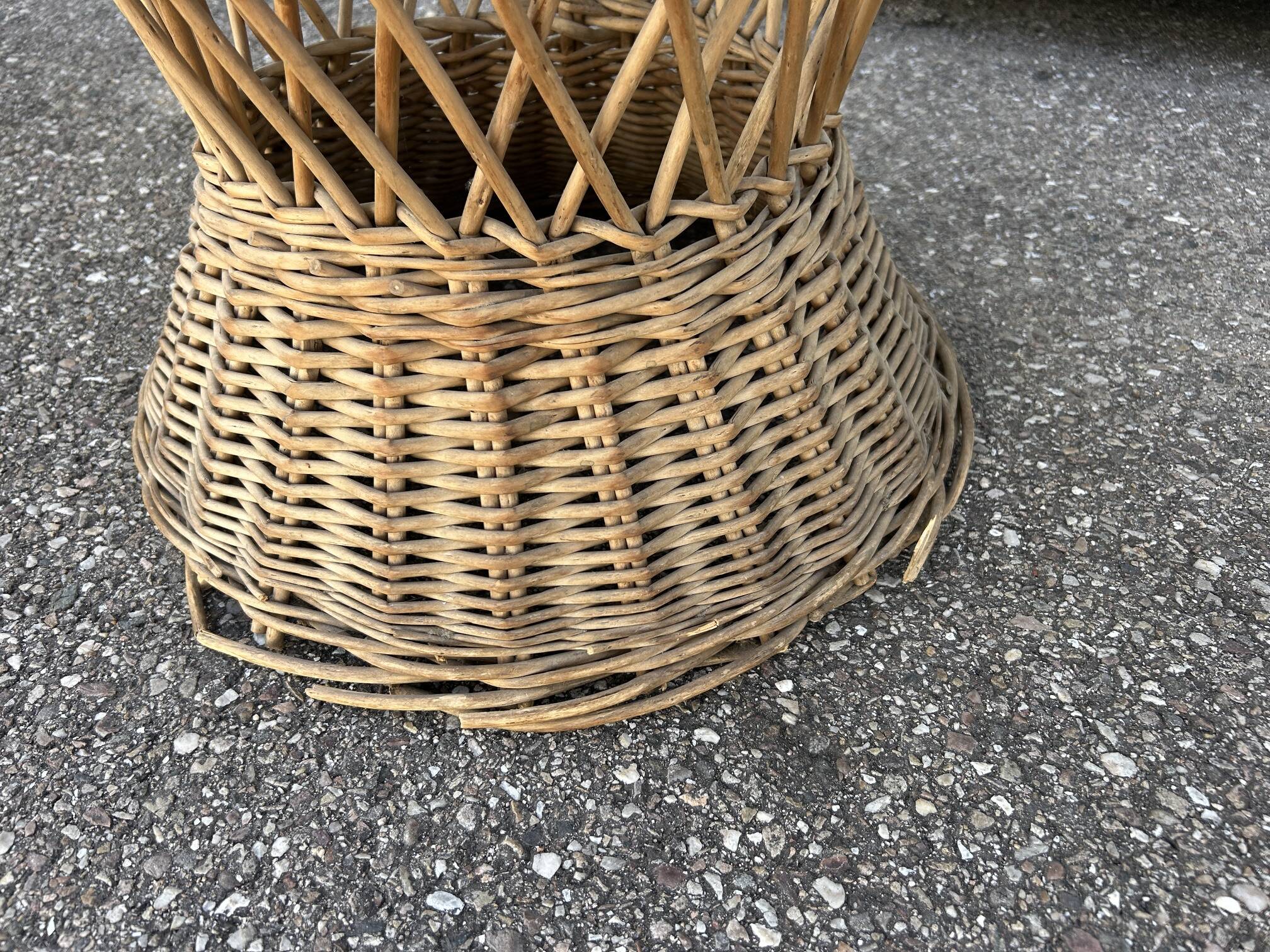 salon avec 3 fauteuils en osier