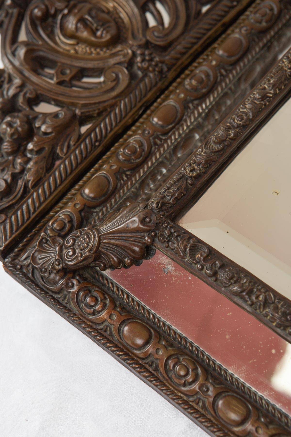 Ancien miroir français en laiton repoussé avec fronton XIXe siècle (56 cm)