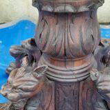 Round table in molded and carved oak with quill decoration, central shaft with 4 runners