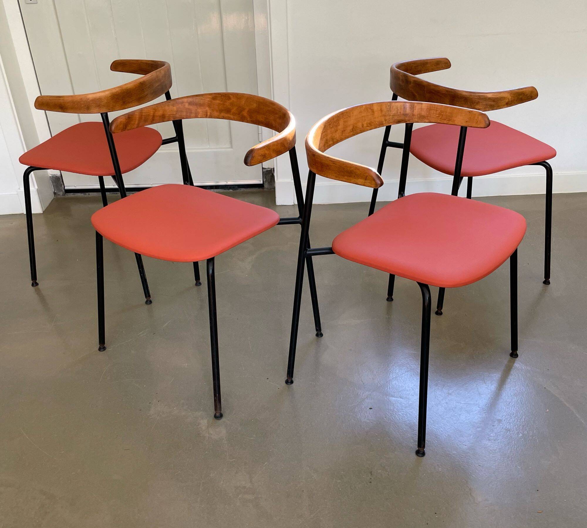Rare ensemble de 4 chaises C 20, design Terence Conran, années 1960.