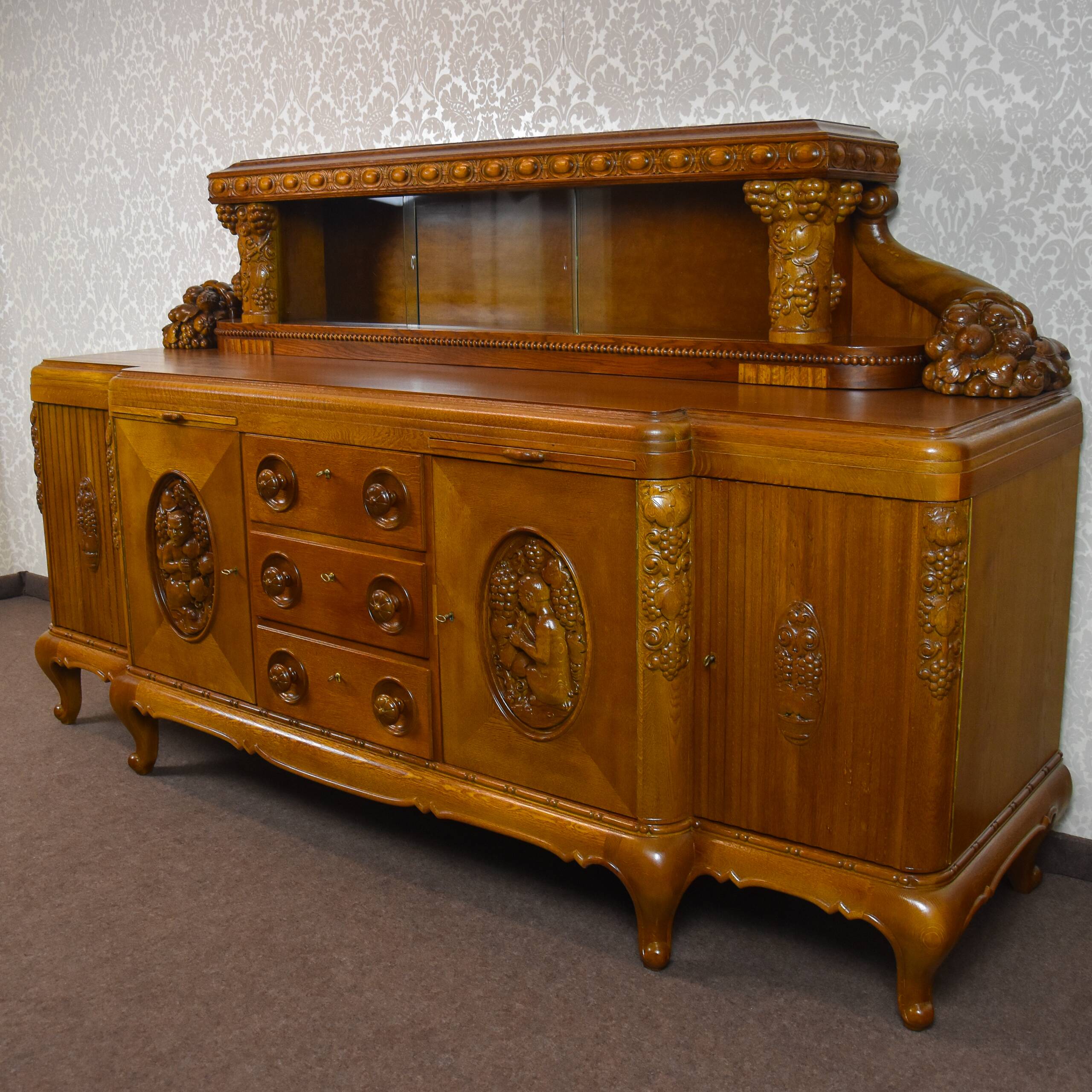Large two-body oak sideboard 1920-1939