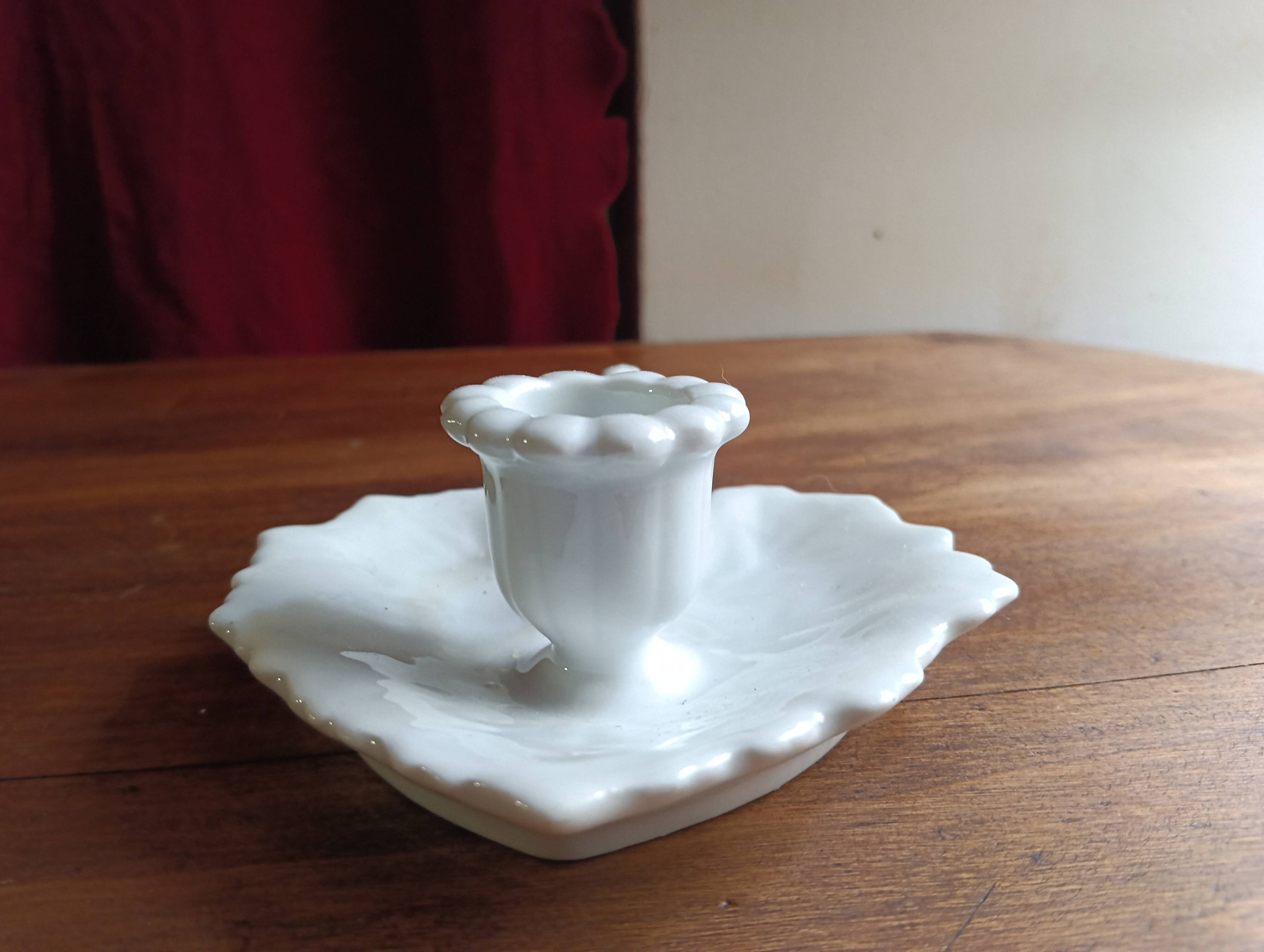 Night or hand-held porcelain candle holder in the shape of a leaf.