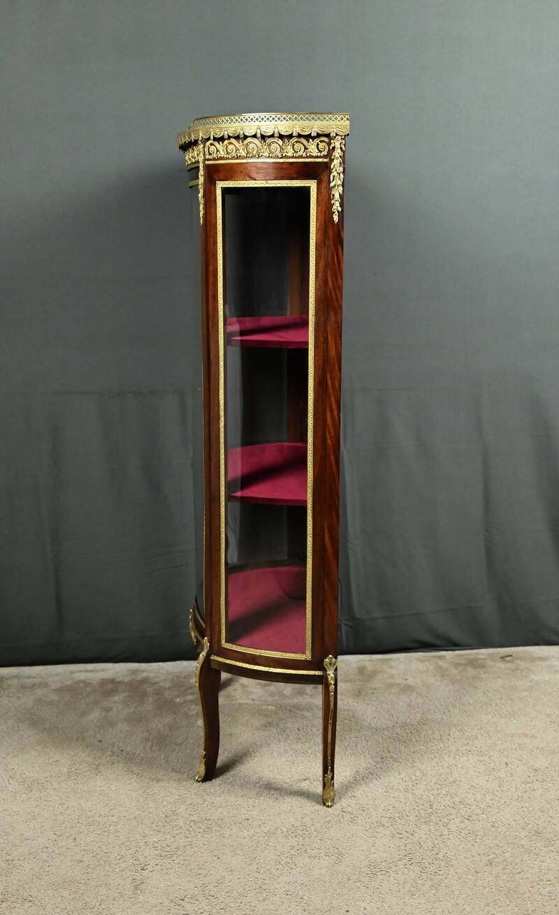Small mahogany display cabinet, Louis XV to Louis XVI transition style – early 20th century.