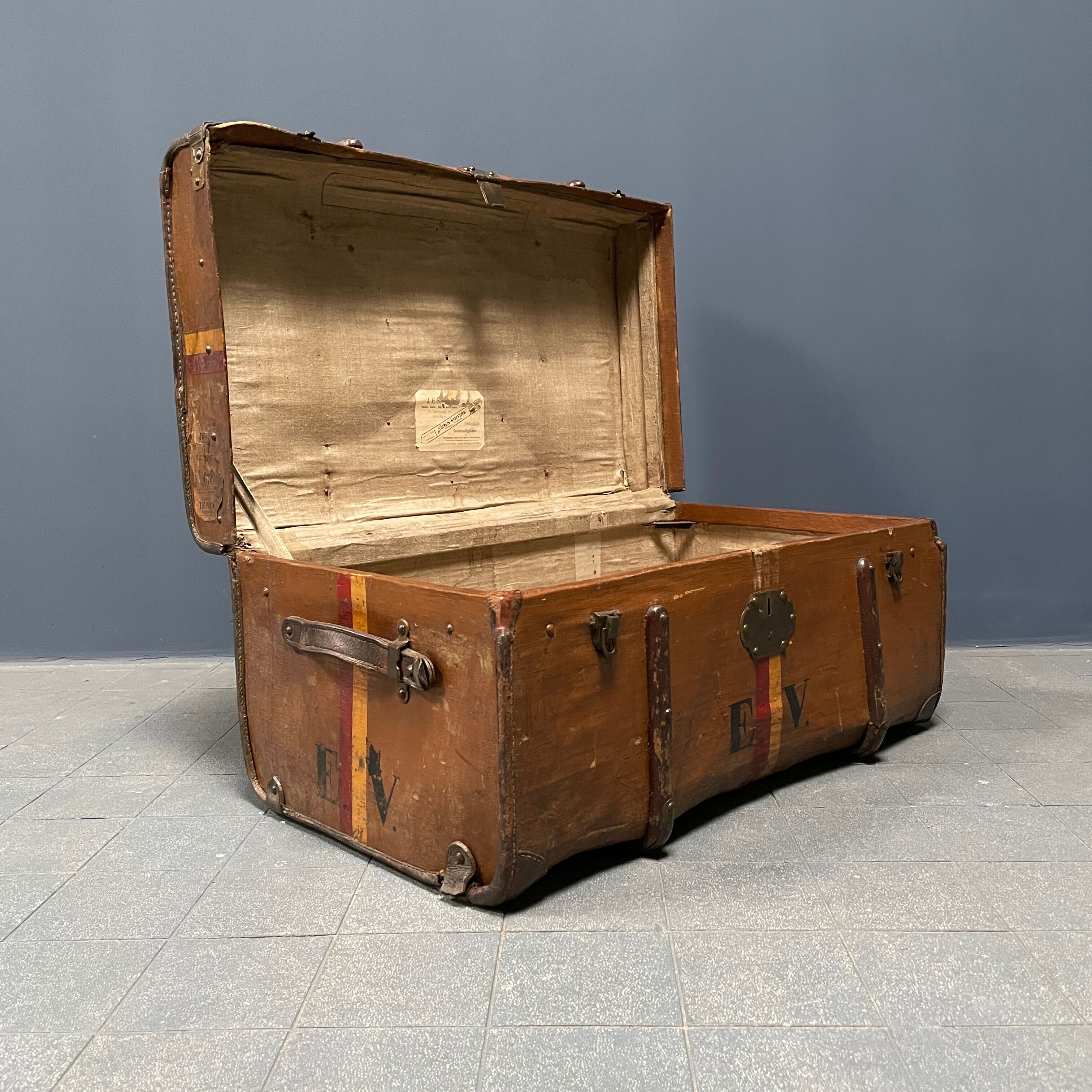 Antique brown travel case with wooden slides from the early 1900s