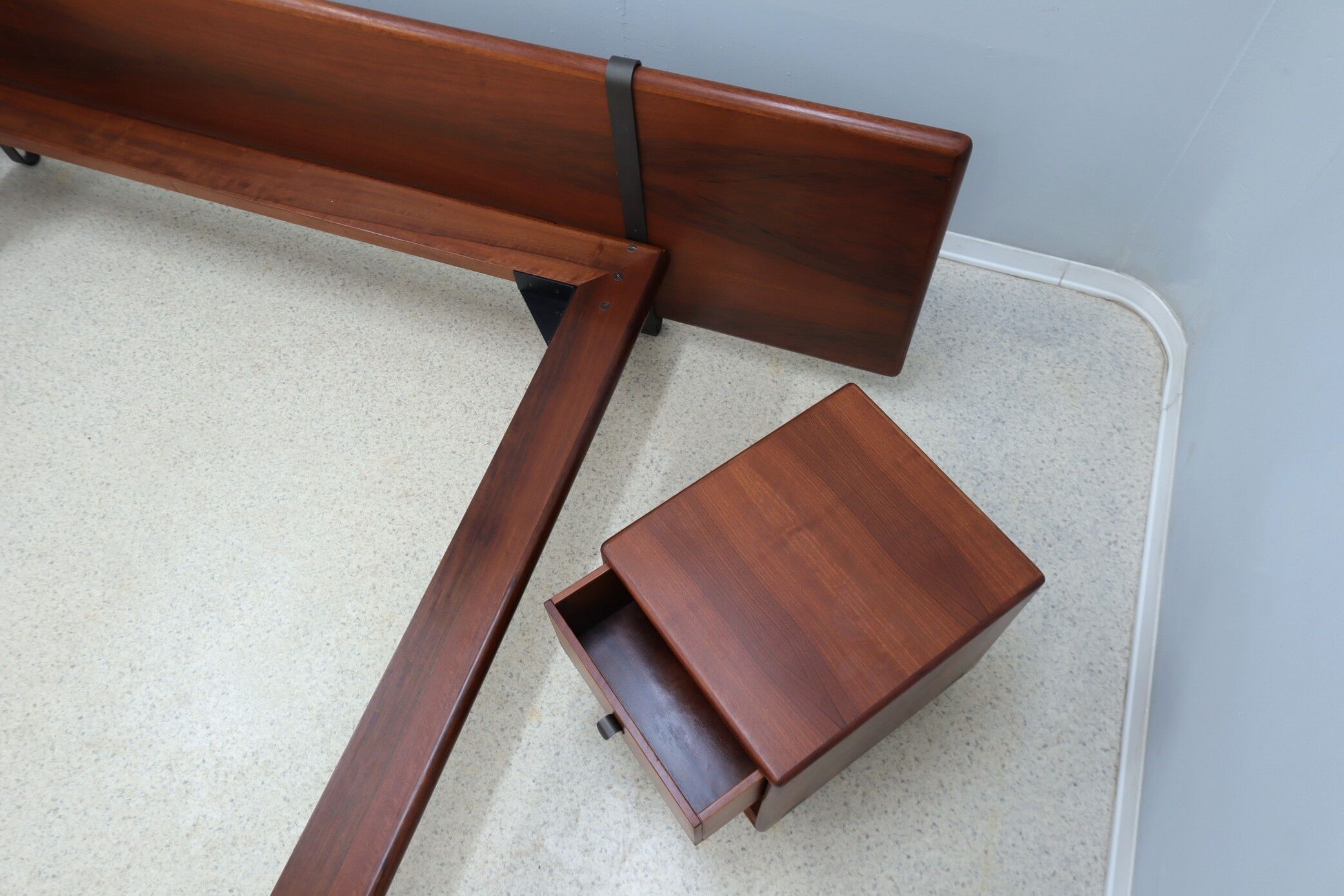 Lit double avec tables de chevet Fabio Lenci bernini années 1970