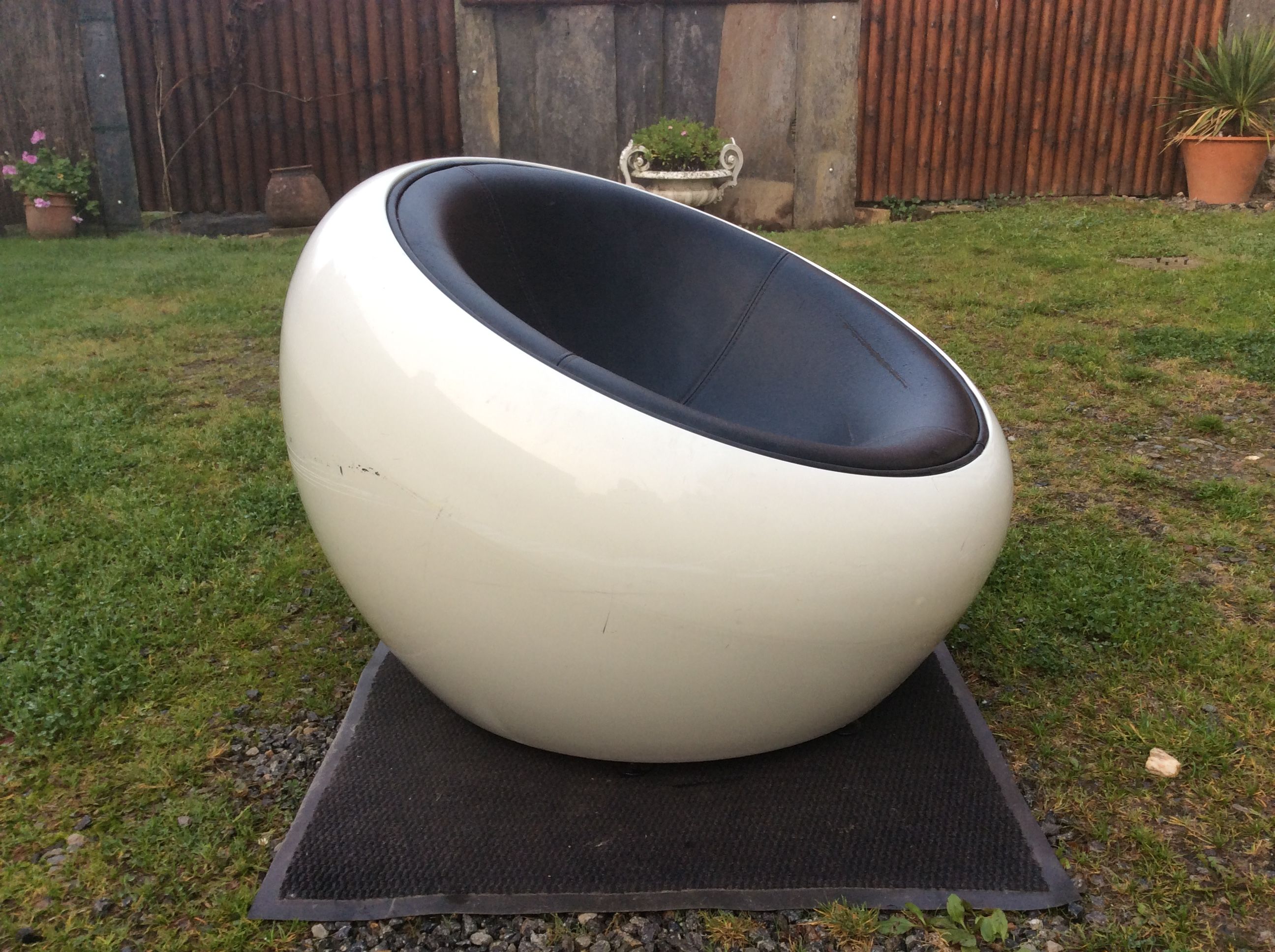 Armchair design egg pod ball chair iconik white and imitation black leather as it is.