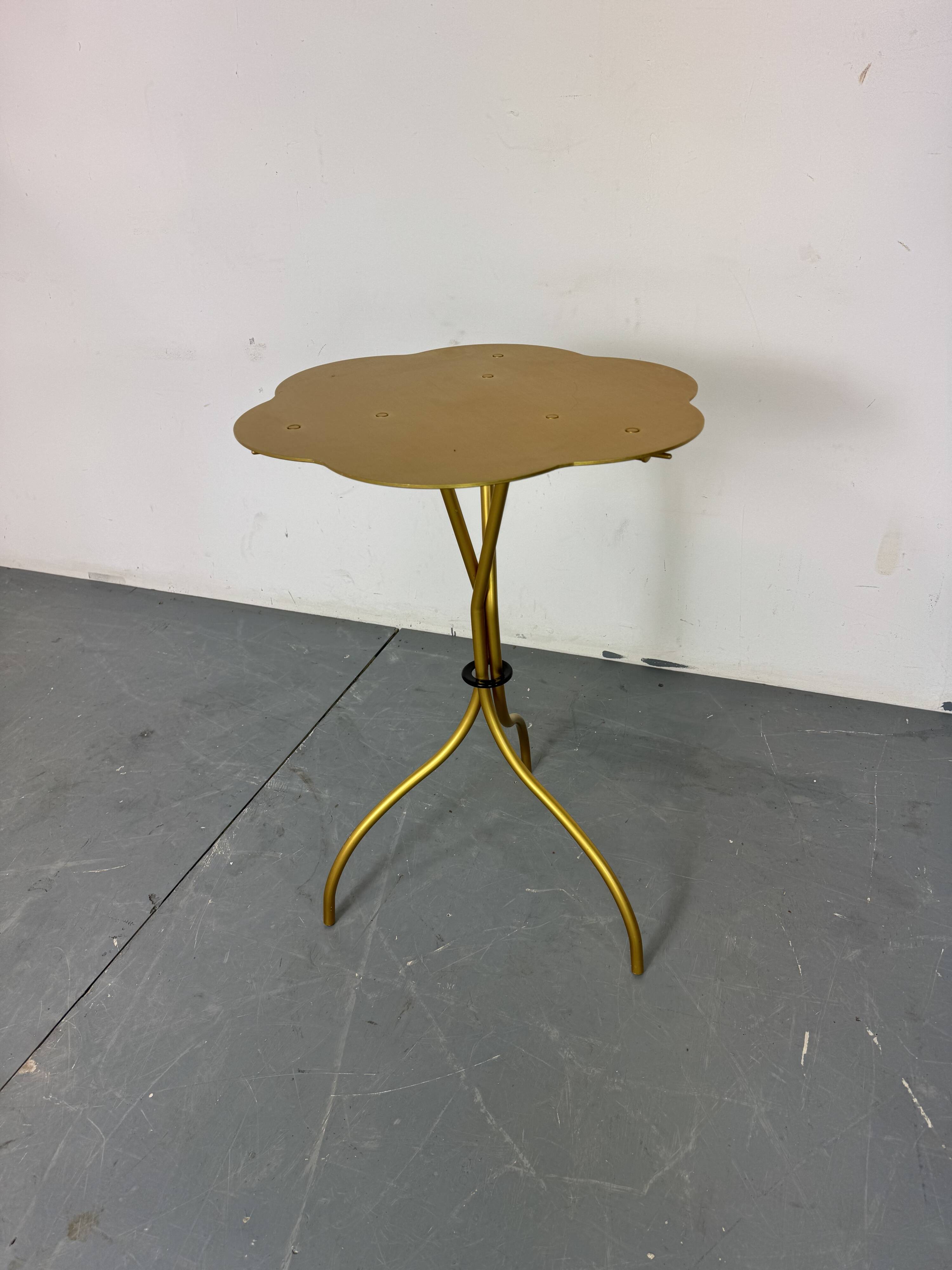 Table d'appoint haute design italien par Emaf Progetti pour Zanotta années 1980.