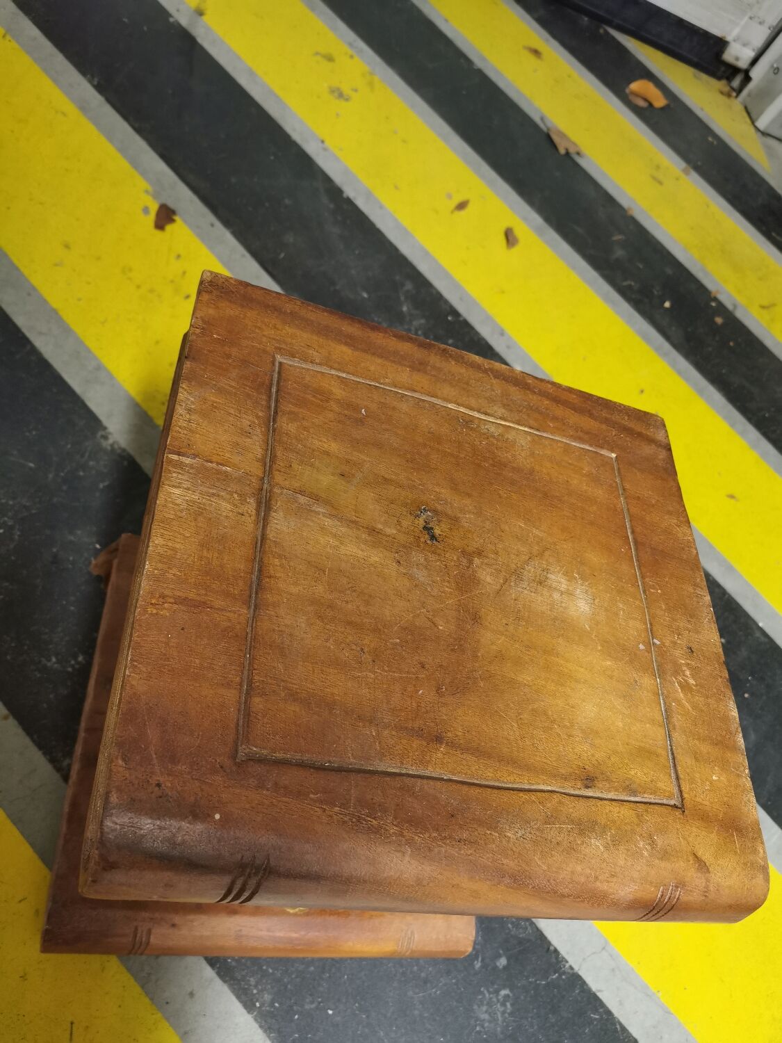 Trompe l'oeil stool books