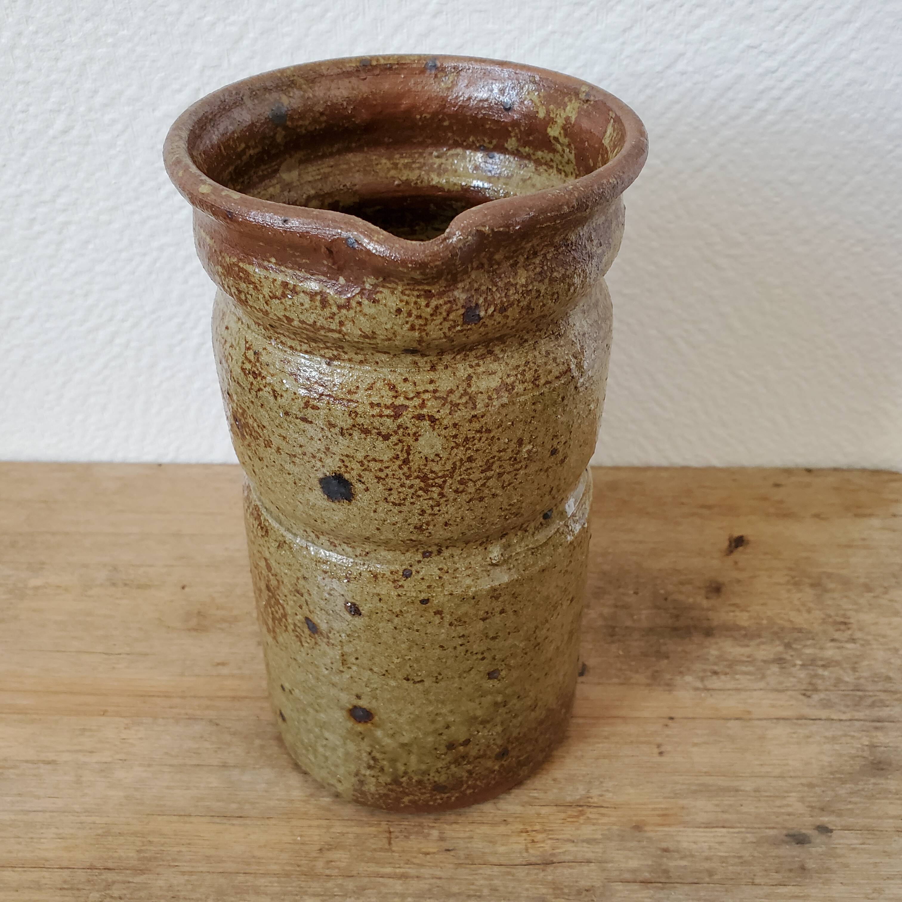 Pitcher vase in sandstone pyrity