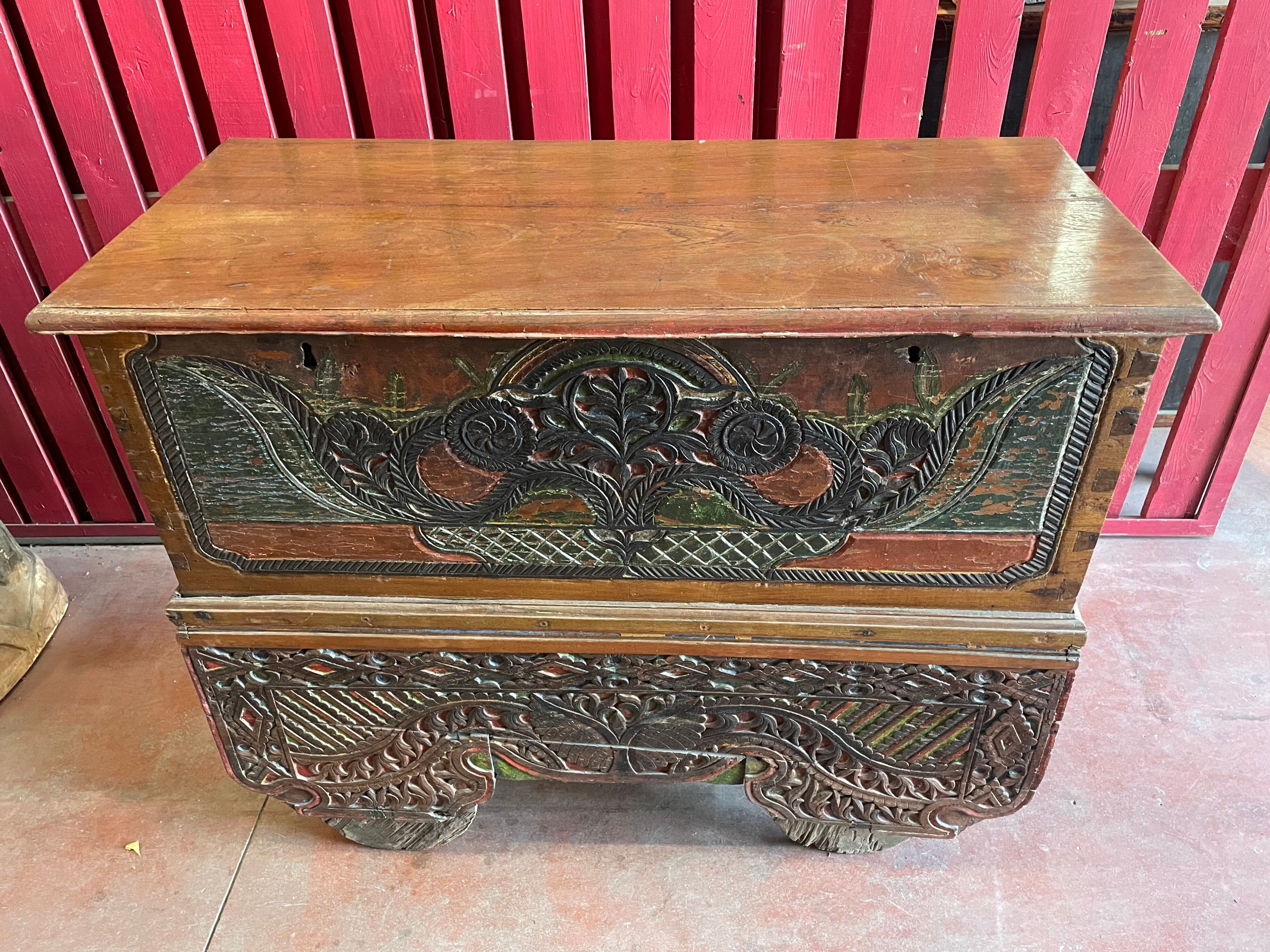 19th century merchant's chest on wheels, Indénosie, Madura island