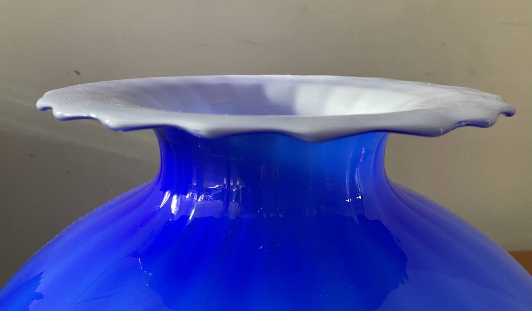 Grand vase boule Murano en pâte de verre bicolore