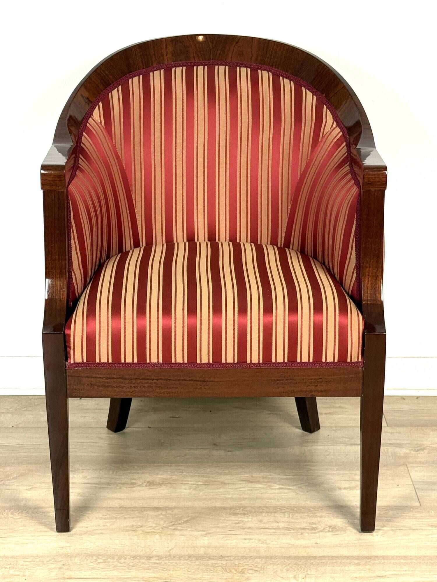 Elegant classic style armchair for the living room, walnut veneer and finished