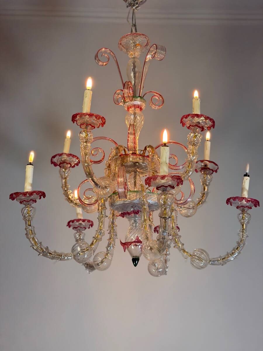 Venetian Rezzonico chandelier in colourless and red Murano glass, circa 1900.