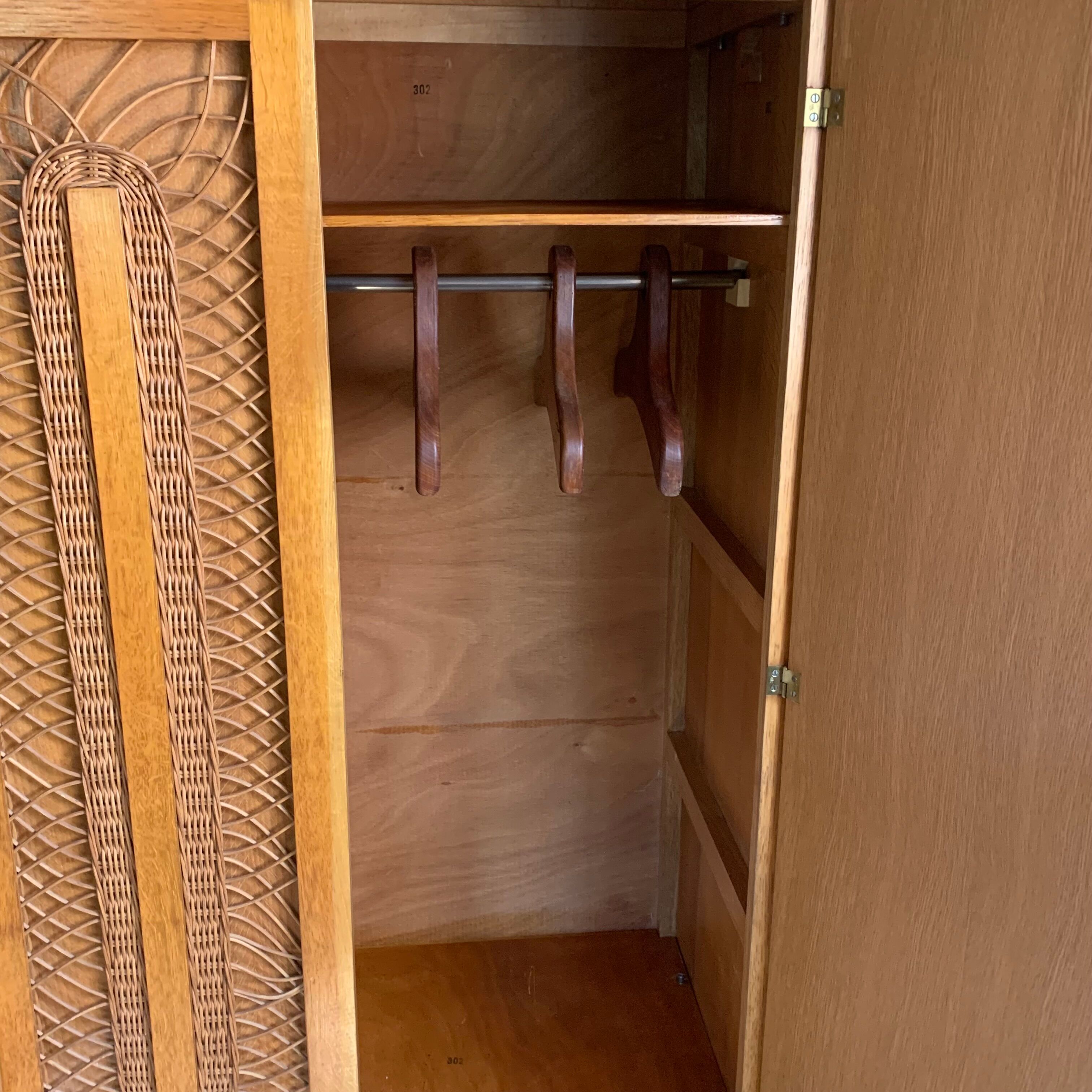 Armoire chêne et rotin vintage