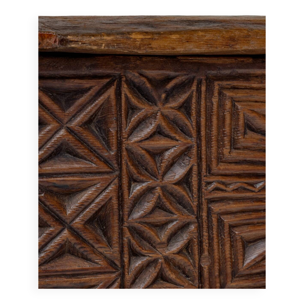 Coffre de rangement Nuristani antique sculpté à la main