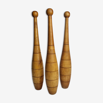 Ensemble de trois massues de jonglage vintage en bois tourné