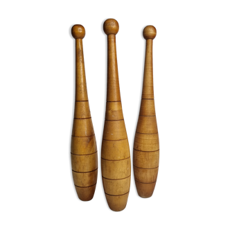 Ensemble de trois massues de jonglage vintage en bois tourné