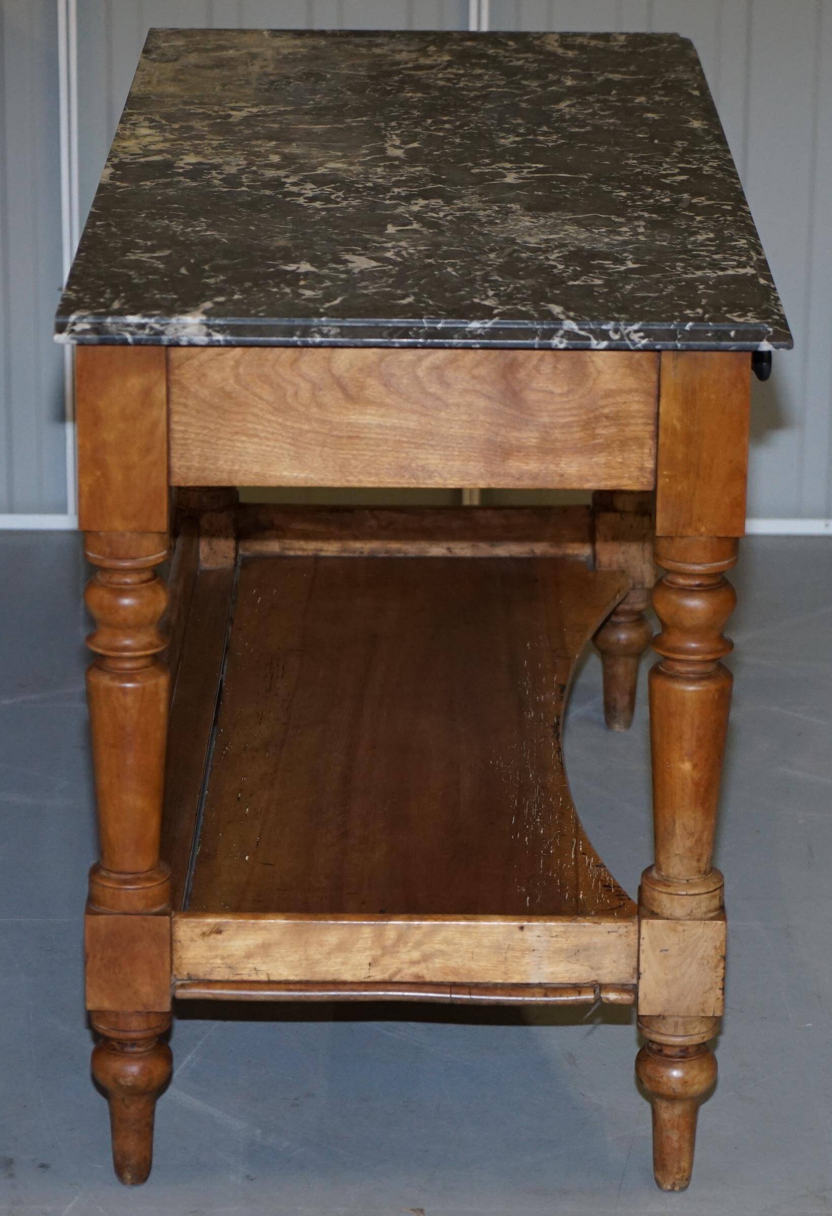 Victorian writing desk or console from 1880 in satin wood and marble.
