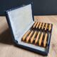 Coffret 12 couteaux de table vintage | Manches bakélite ivoire