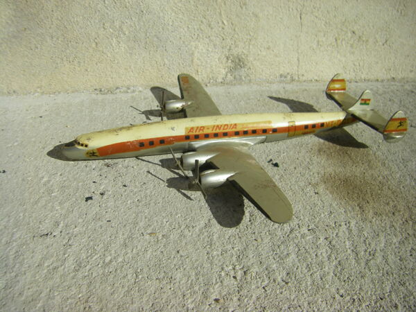 Avion en aluminium ancien
