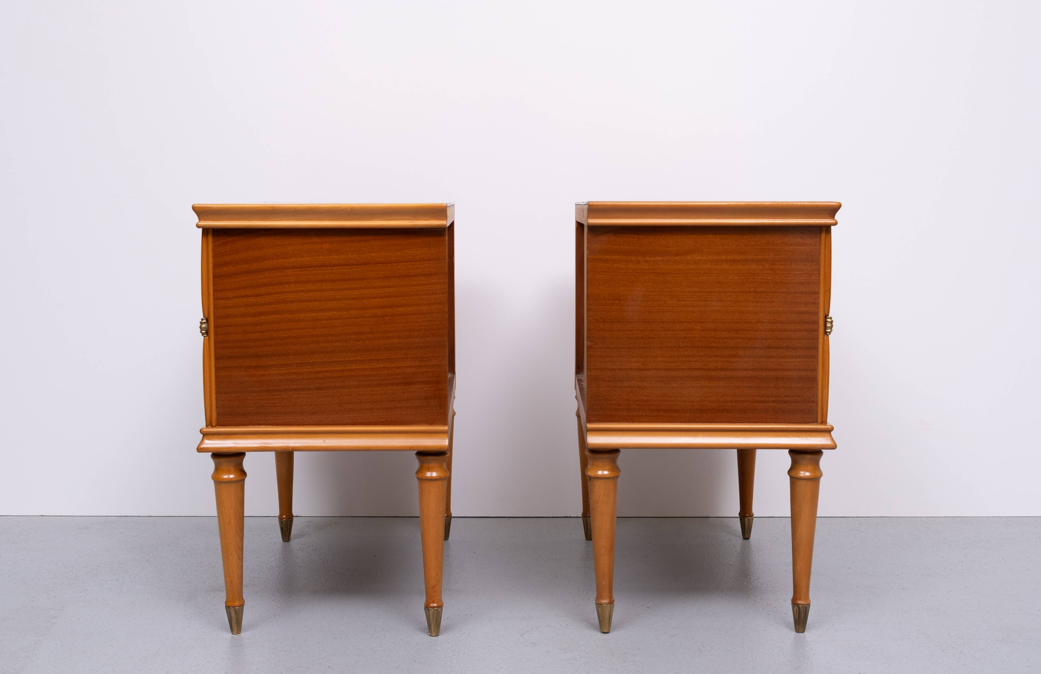 paire de tables de chevet italiennes en noyer des années 1950